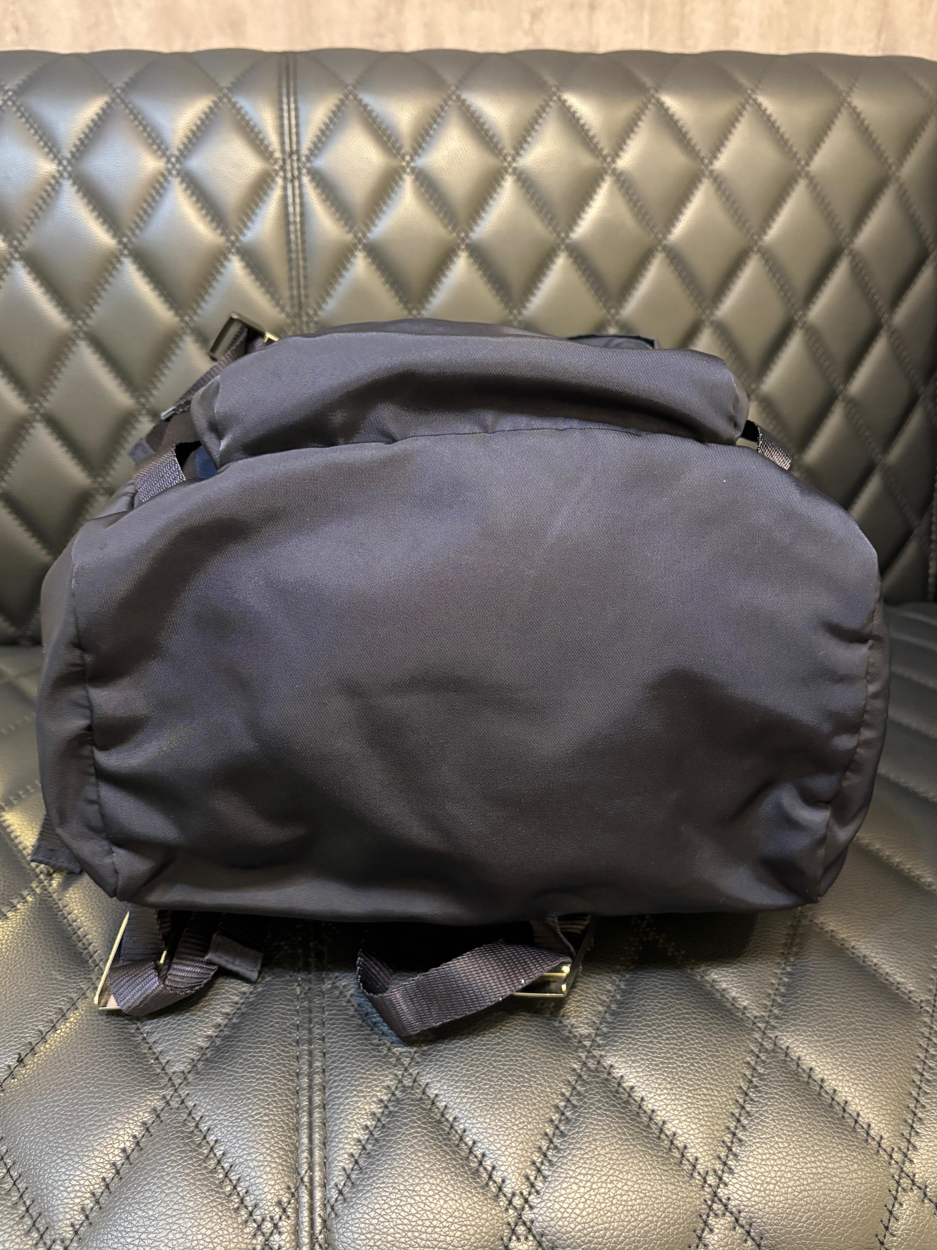 Prada Marineblauer Nylon-Rucksack mit Kordelzug im Angebot 5