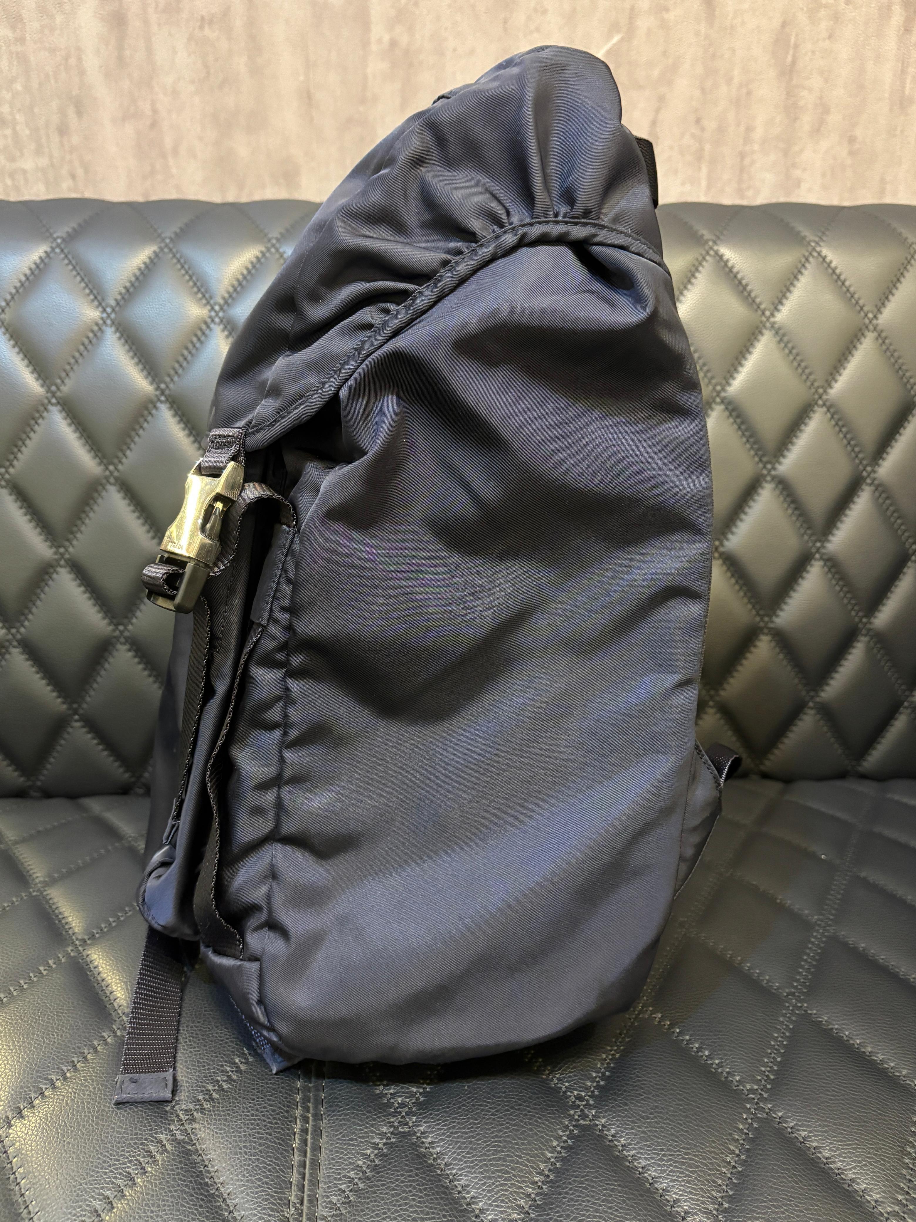 Prada Marineblauer Nylon-Rucksack mit Kordelzug im Angebot 6