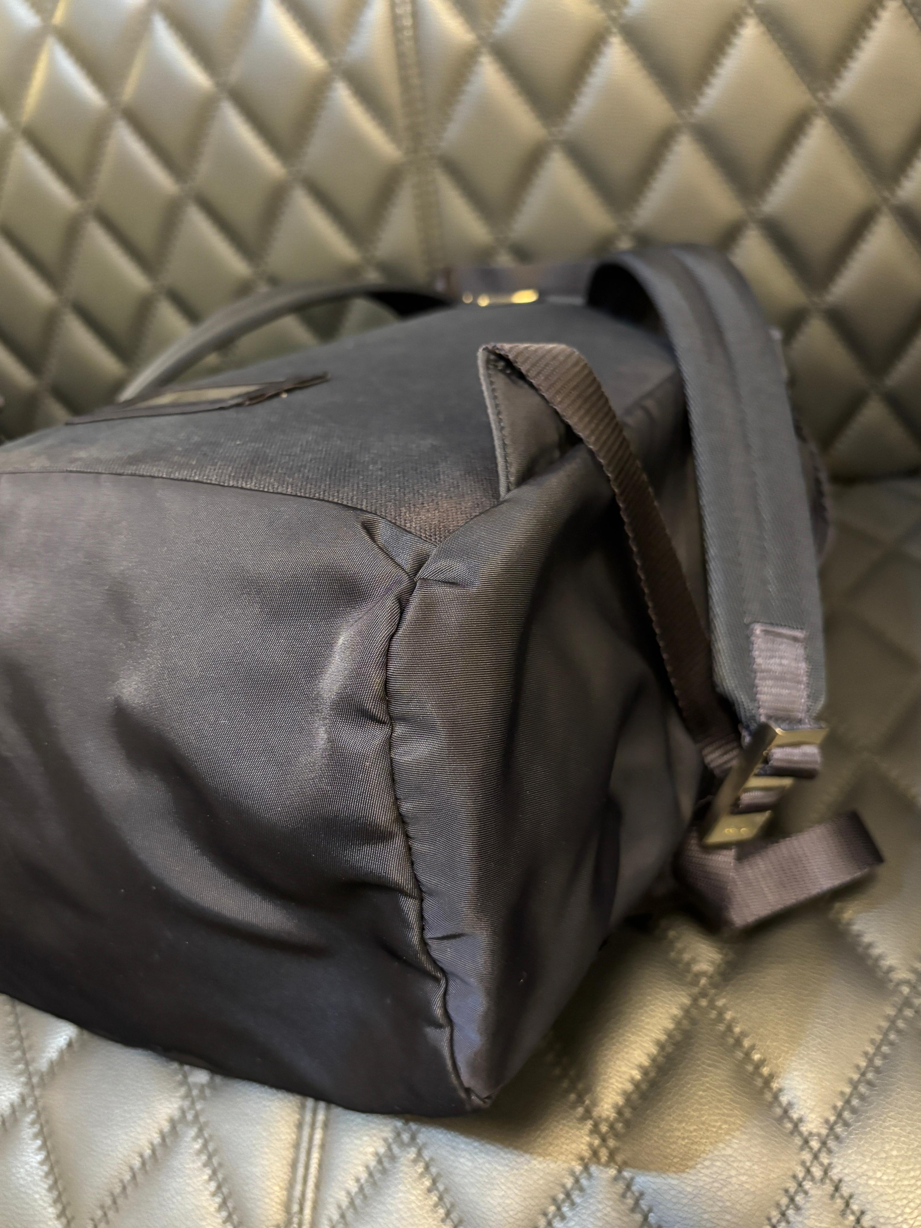 Prada Marineblauer Nylon-Rucksack mit Kordelzug im Angebot 7