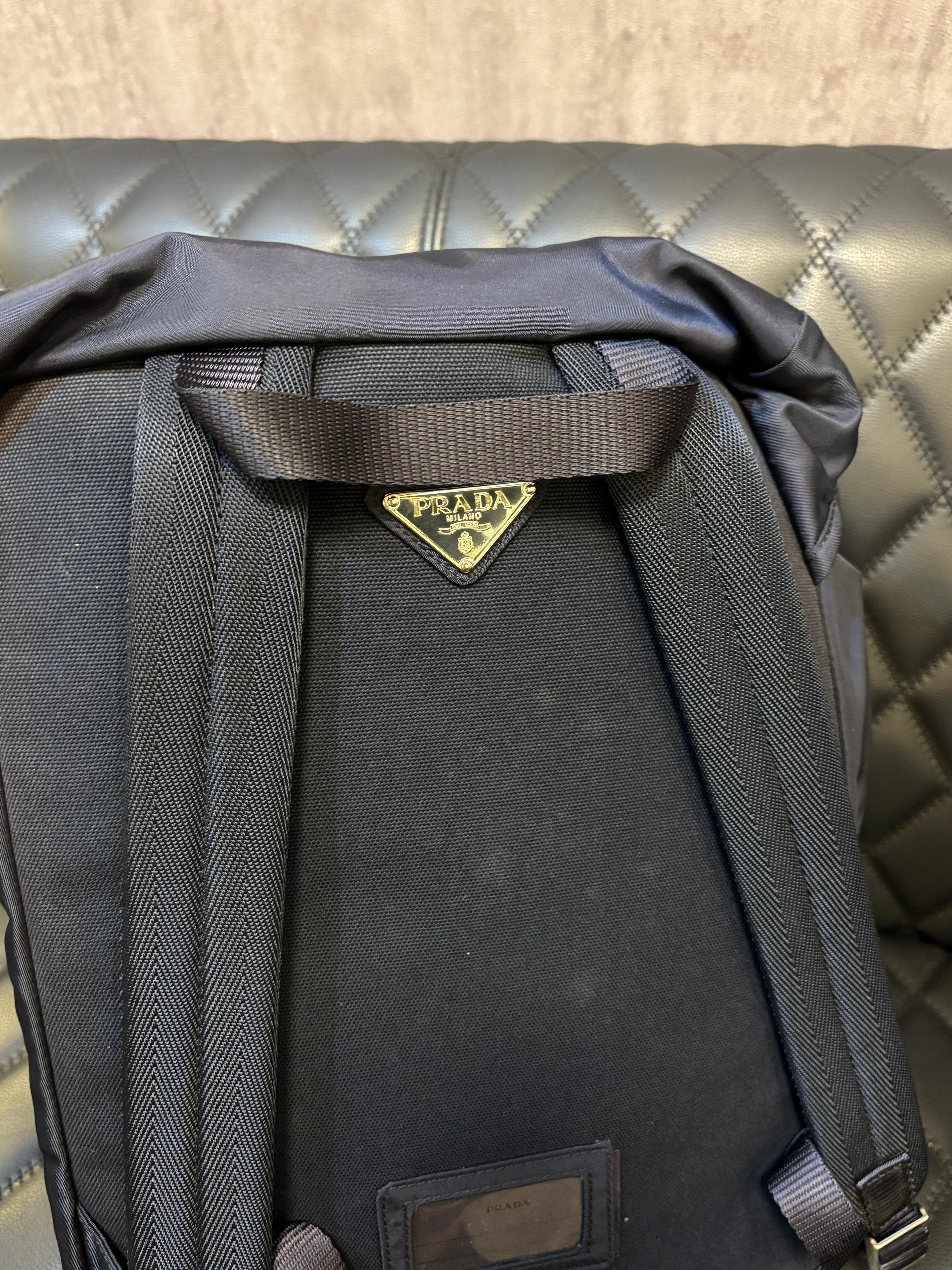 Prada Marineblauer Nylon-Rucksack mit Kordelzug im Angebot 8