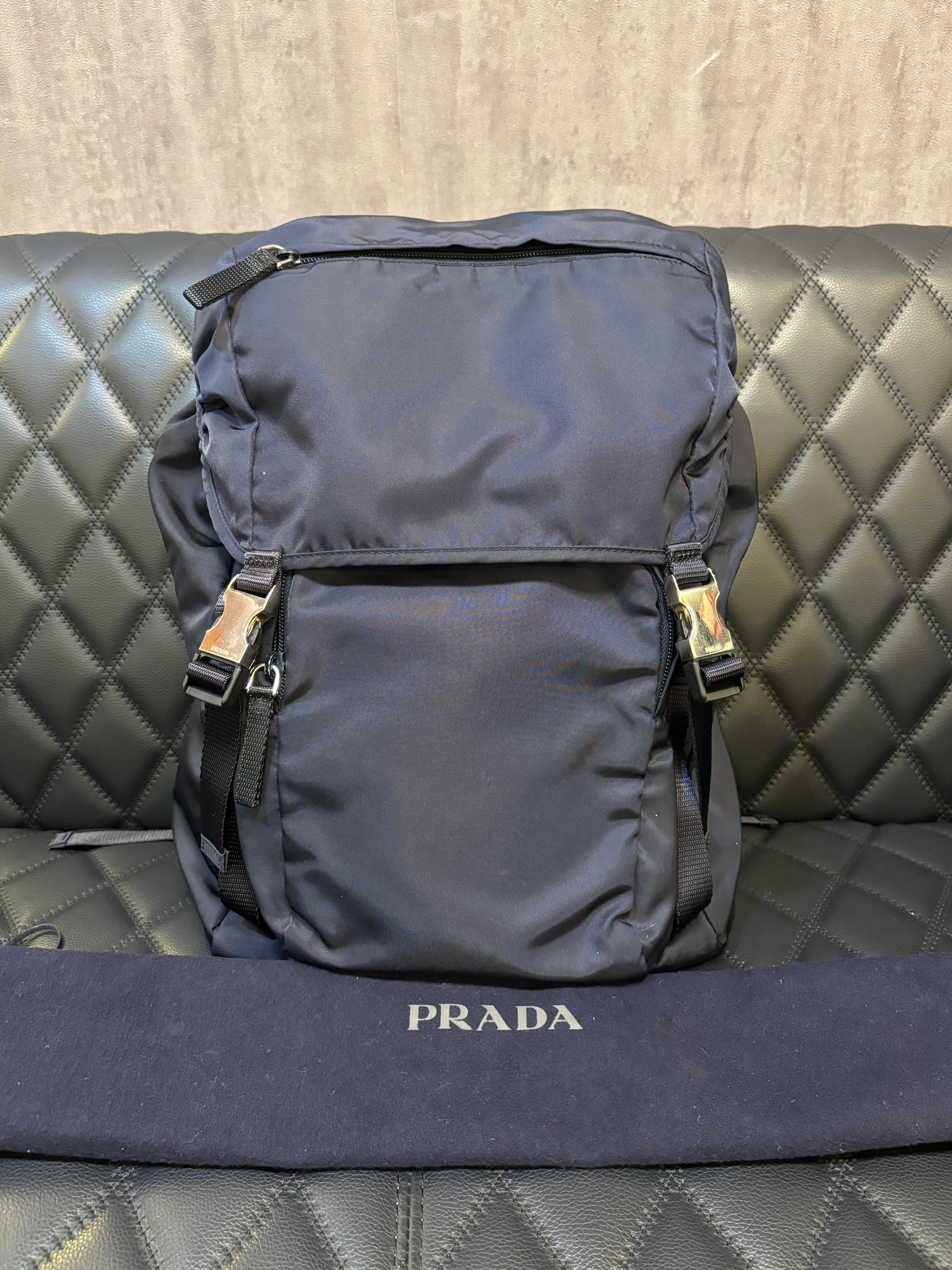 Prada Marineblauer Nylon-Rucksack mit Kordelzug im Angebot 9