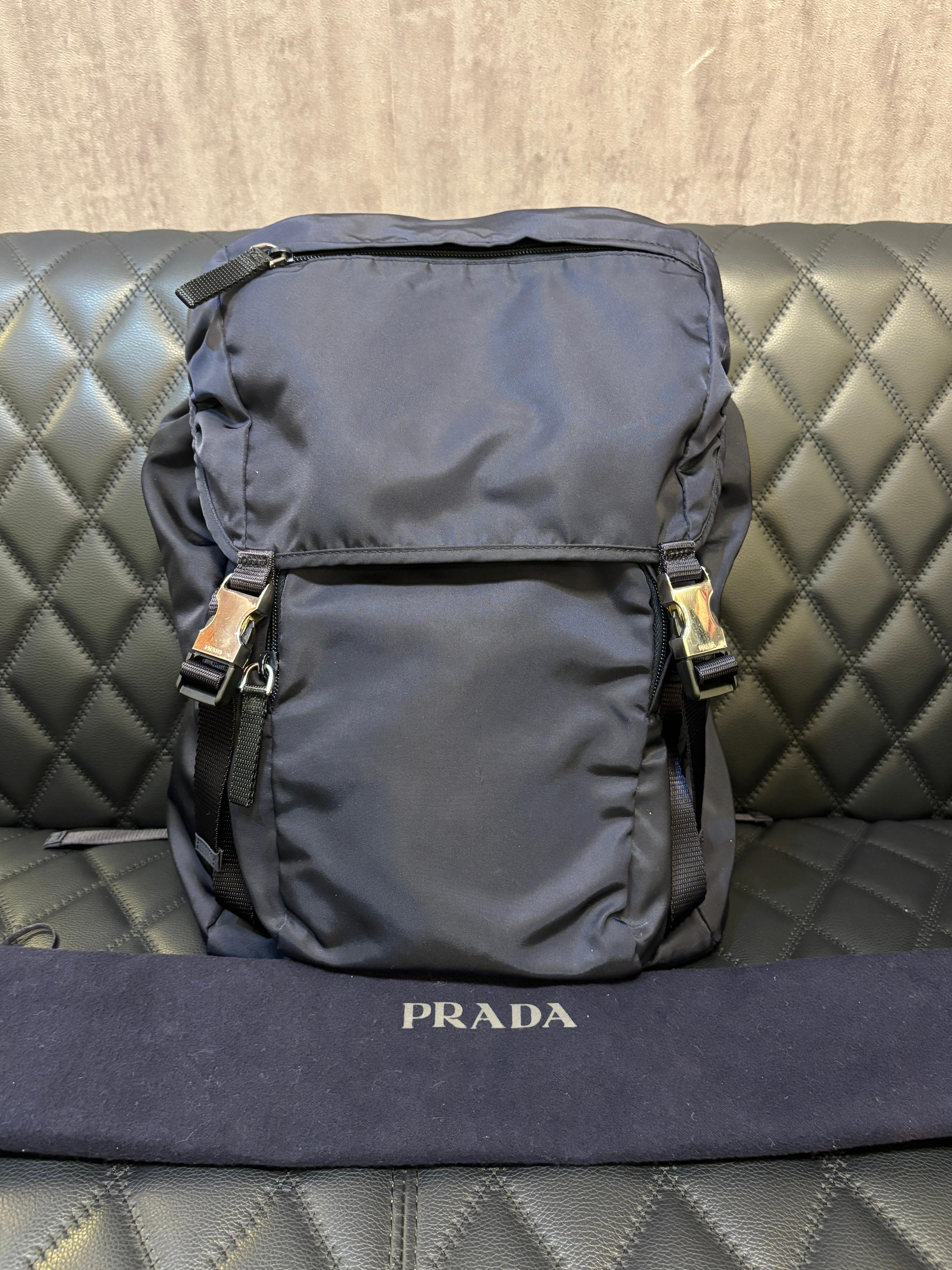 Prada Marineblauer Nylon-Rucksack mit Kordelzug im Angebot 10