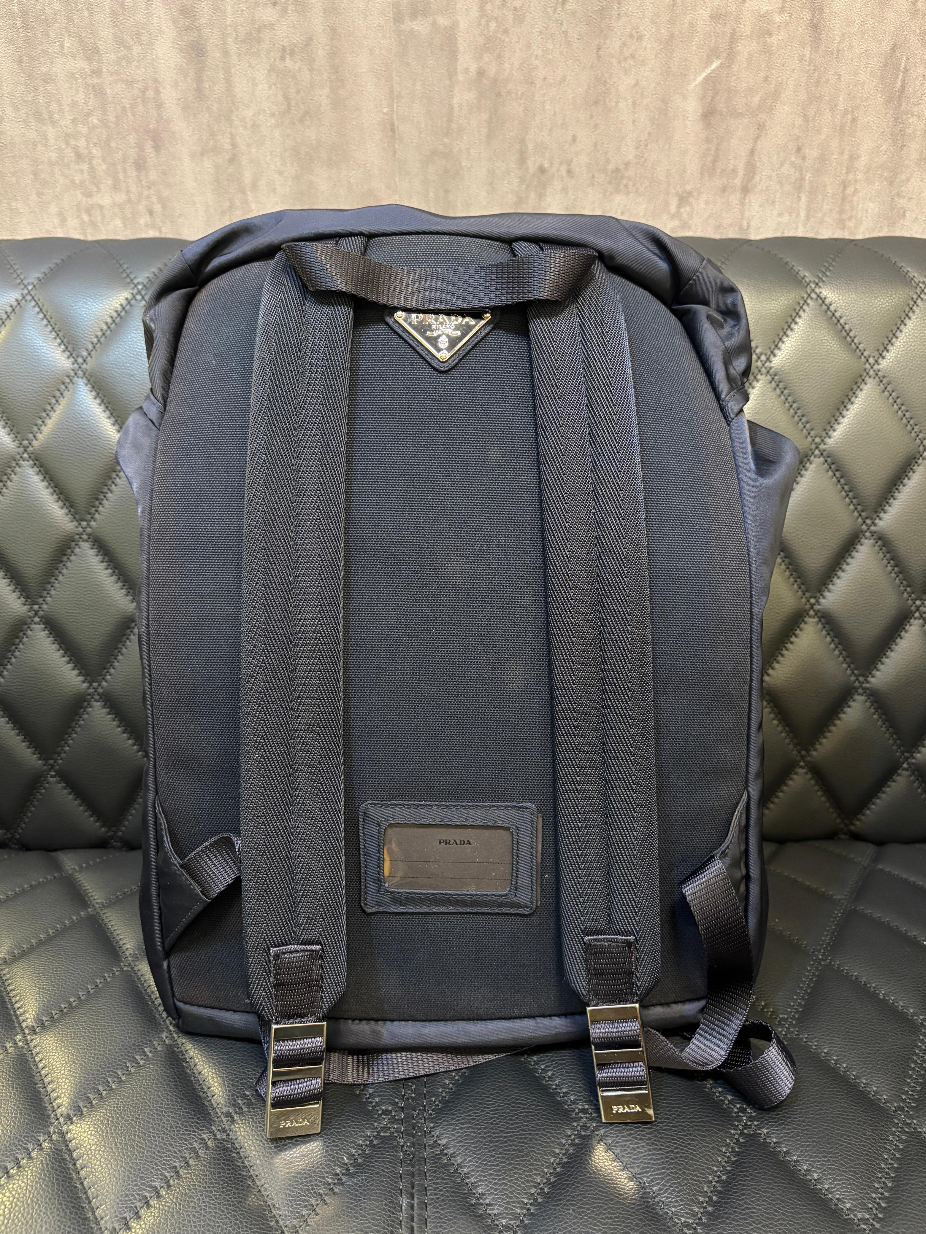 Prada Marineblauer Nylon-Rucksack mit Kordelzug im Angebot 11