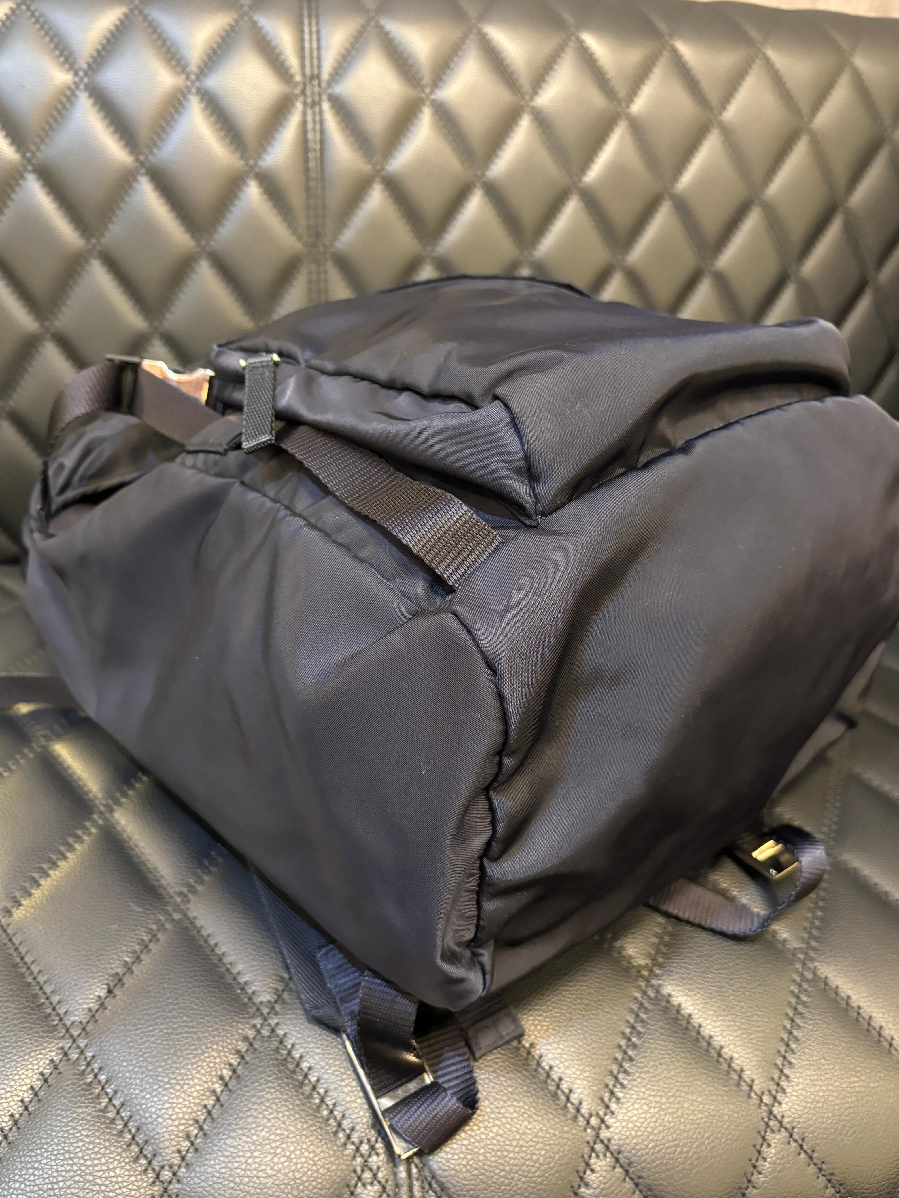Prada Marineblauer Nylon-Rucksack mit Kordelzug im Angebot 12