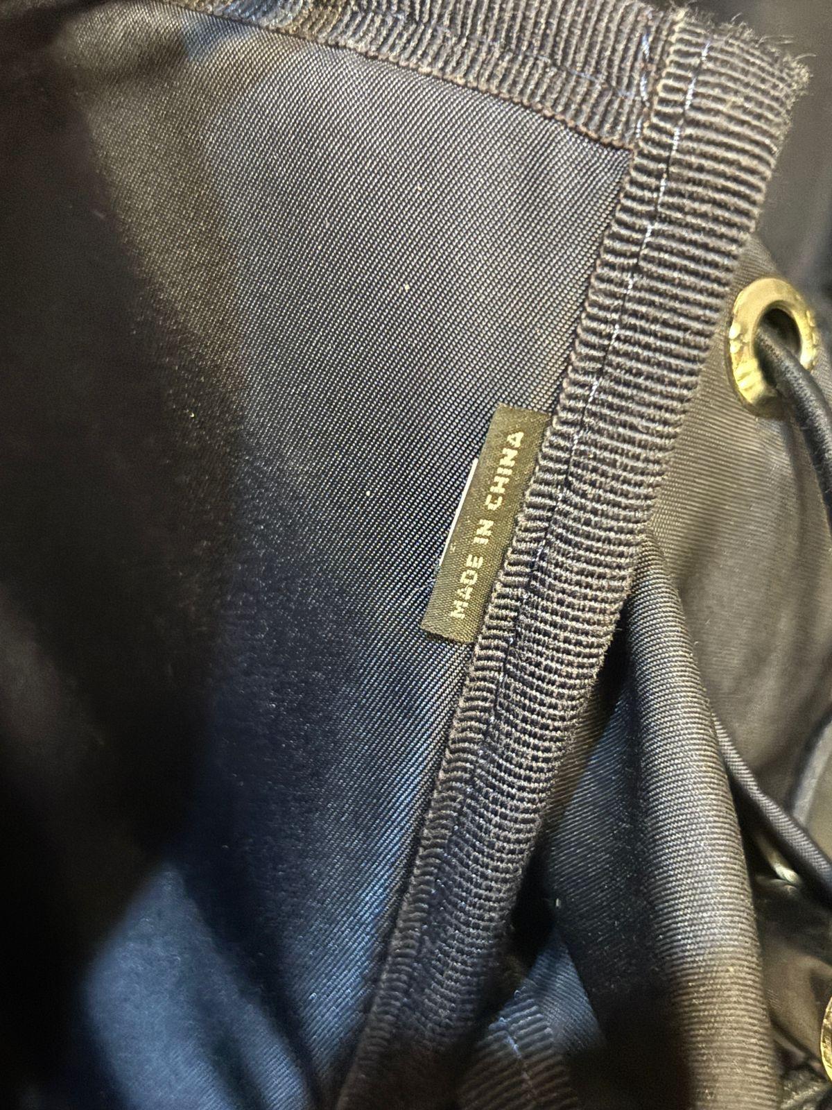 Prada Rucksack aus marineblauem Nylon. Klassischer Stil. Insgesamt in gutem Zustand, mit leichten Verfärbungen auf der Stoffrückseite (nicht auffällig). Wird mit einem Staubbeutel geliefert.
