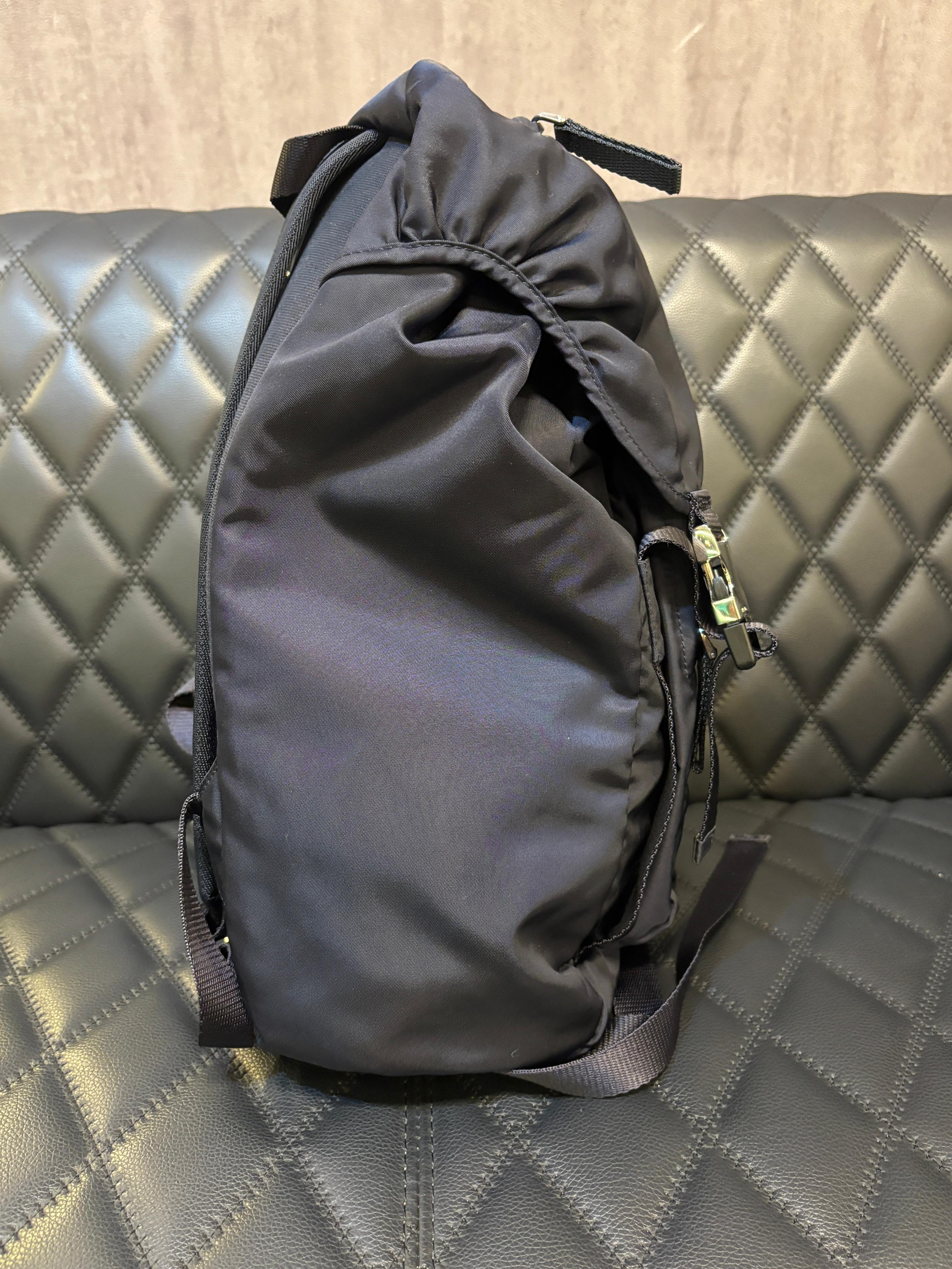 Prada Marineblauer Nylon-Rucksack mit Kordelzug (Grau) im Angebot