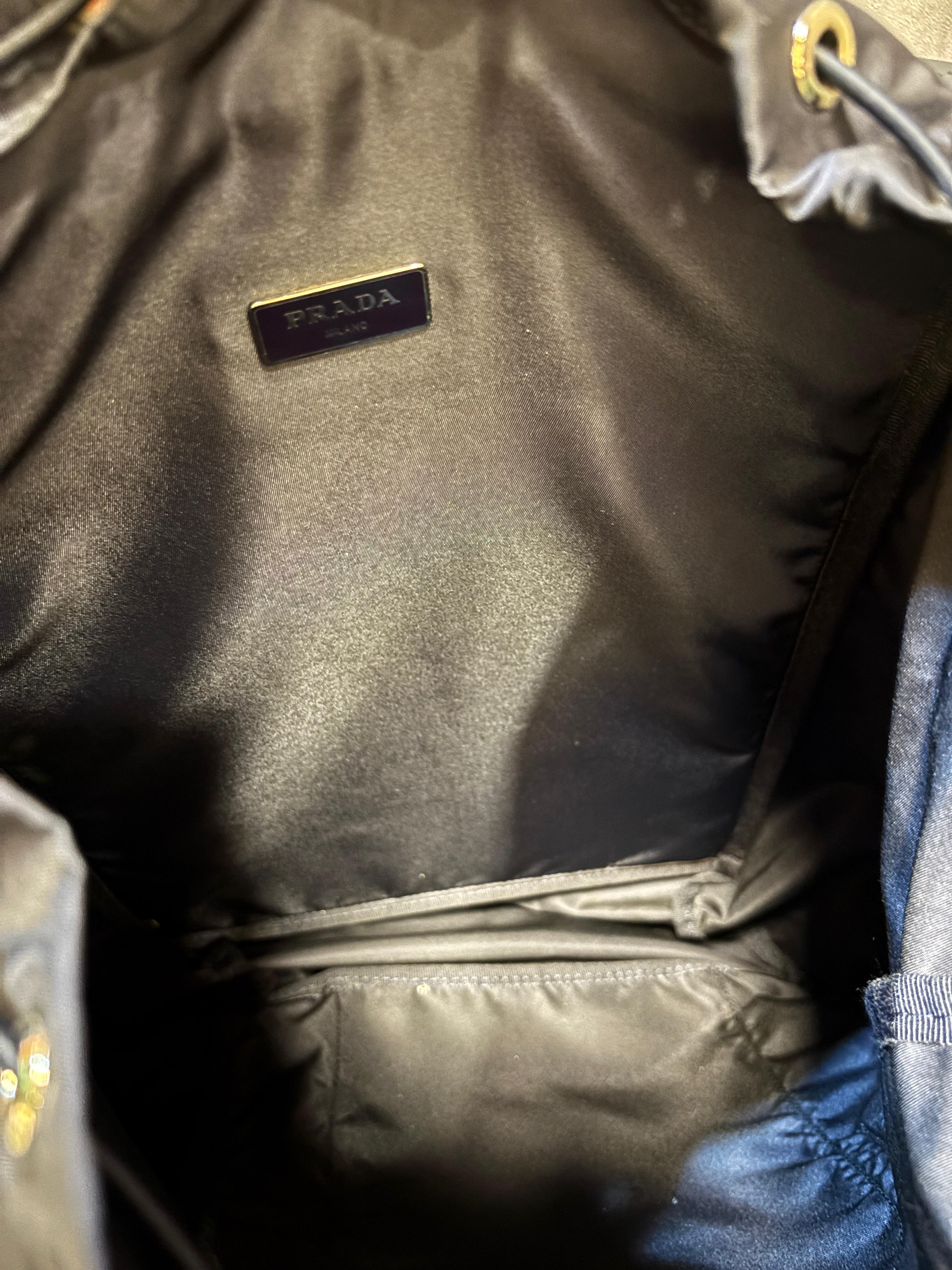 Prada Marineblauer Nylon-Rucksack mit Kordelzug im Zustand „Gut“ im Angebot in Jakarta, Daerah Khusus Ibukota Jakarta