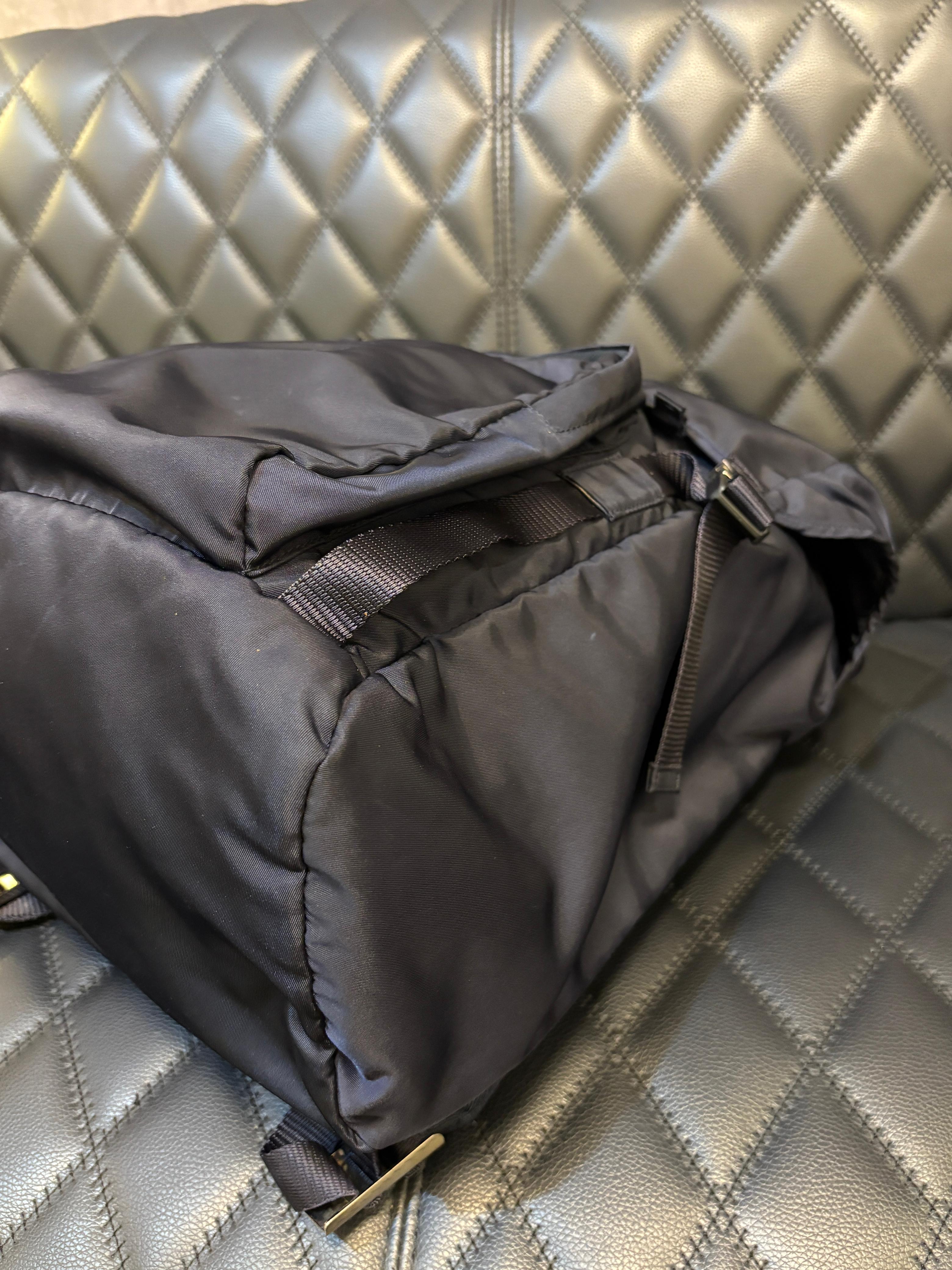 Prada Marineblauer Nylon-Rucksack mit Kordelzug im Angebot 1