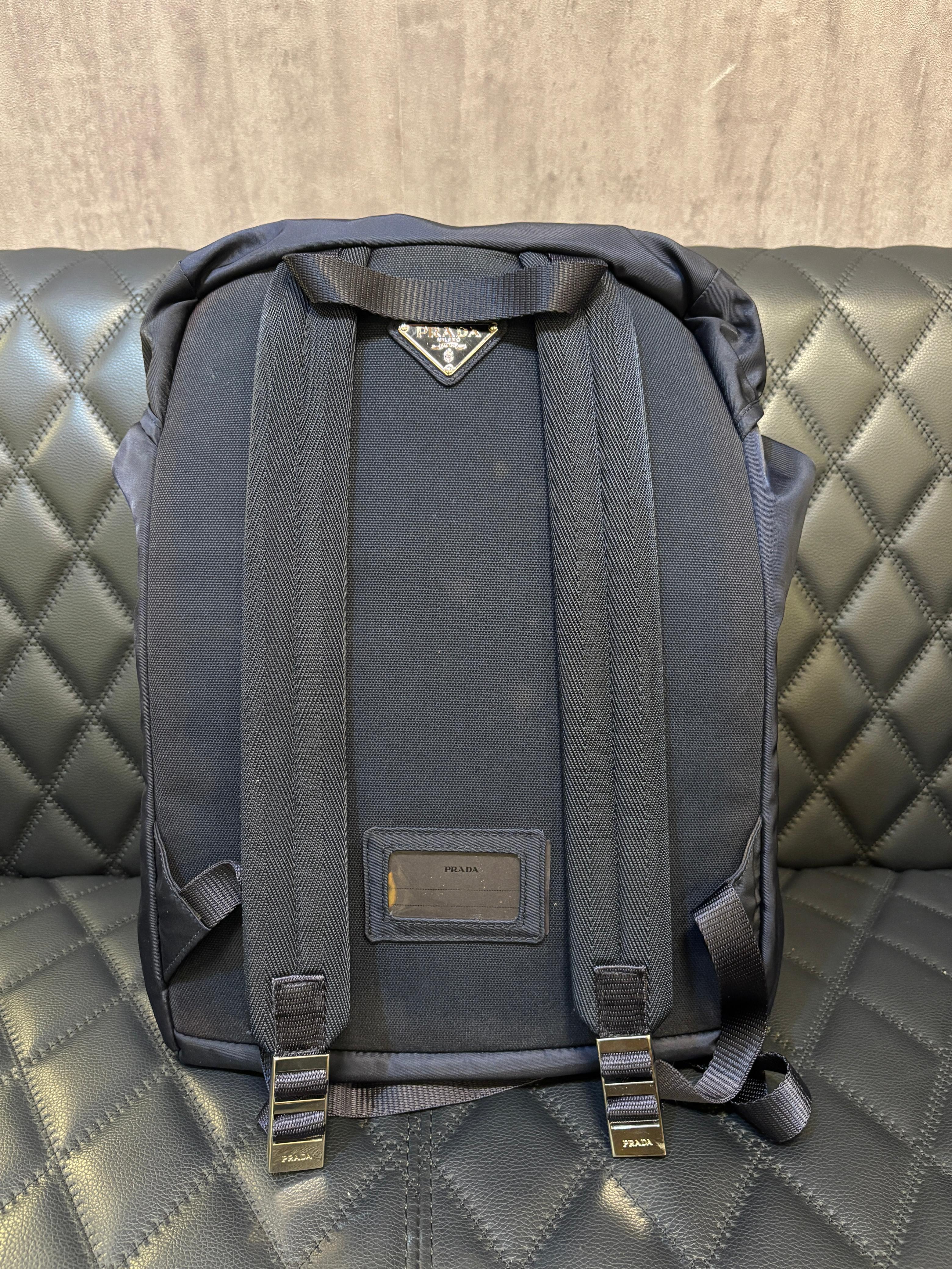 Prada Marineblauer Nylon-Rucksack mit Kordelzug im Angebot 4