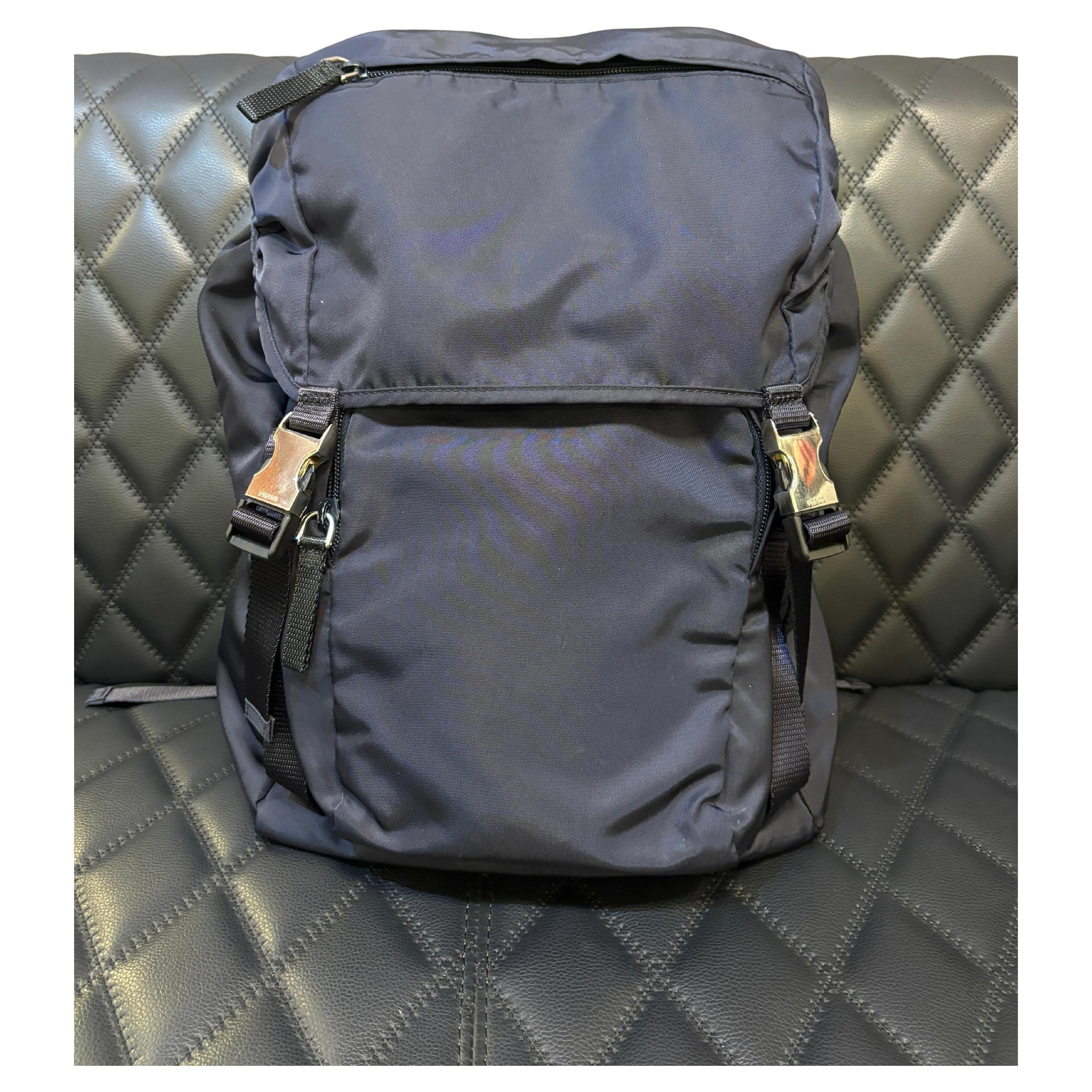 Prada Marineblauer Nylon-Rucksack mit Kordelzug im Angebot
