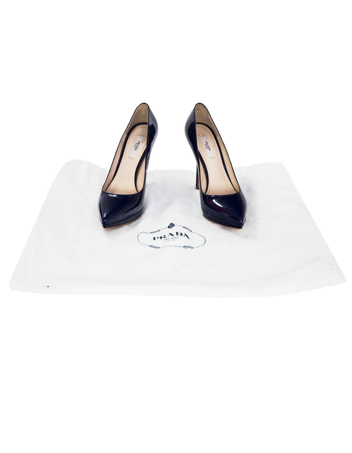Prada Navy Patent Leather Vernice Donna Pumps Sz 37.5 In Good Condition In New York, NY