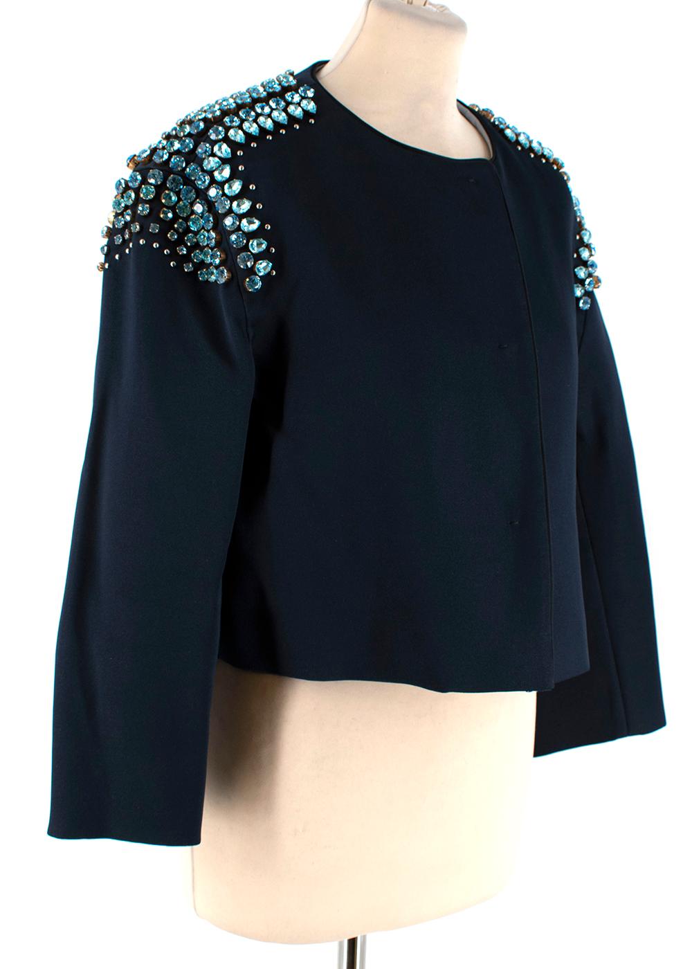 Prada Navy Satin Blue Crystal Embellished Short Jacket

- Verzierung an der Schulter
- Druckknopfverschluss 
- runder Ausschnitt
- gerader Saum 
- vollständig gefüttert 

Materialien 
79% Polyester
21% Seide
Die Maße sind flach liegend:: Naht zu