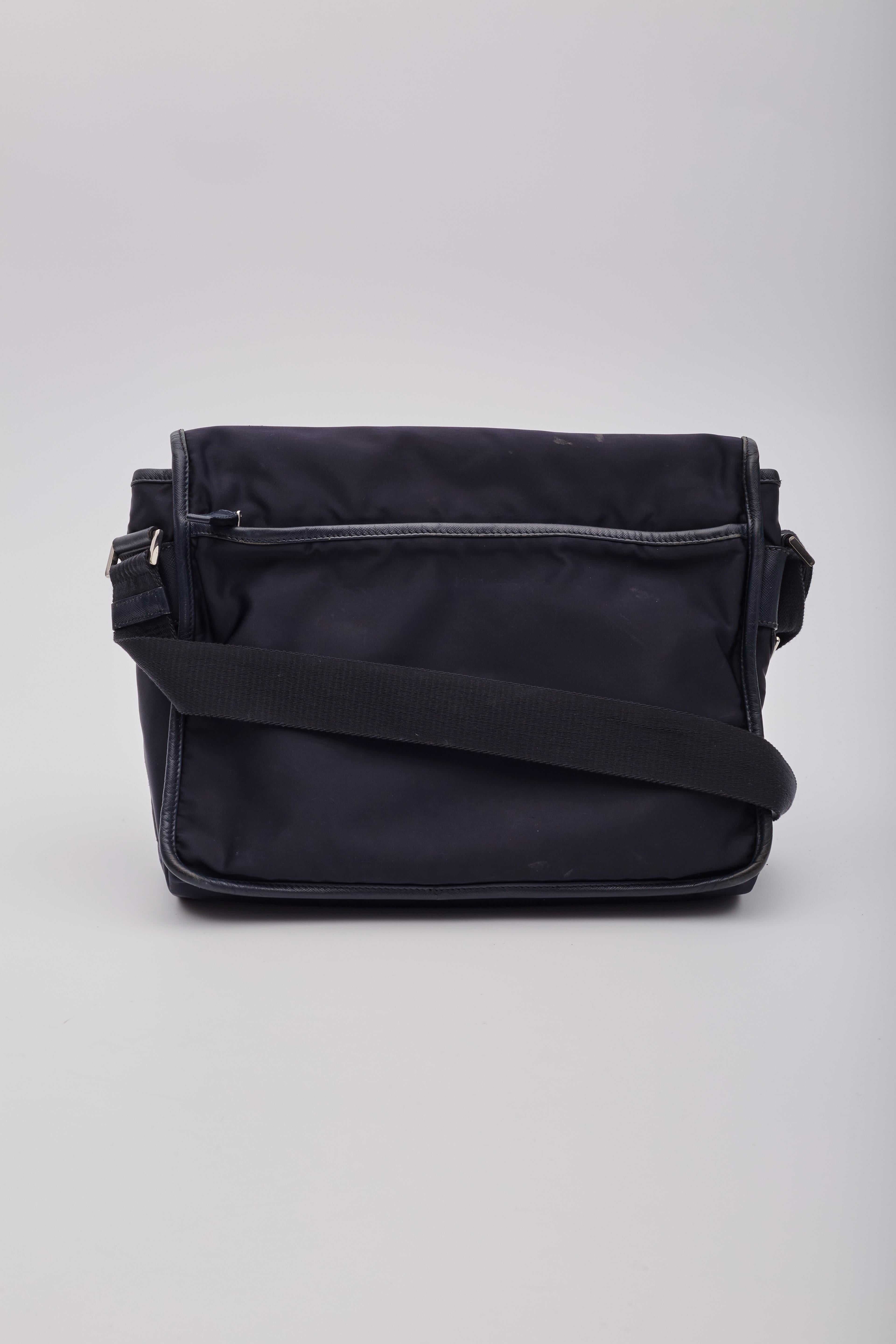 Prada Navy Tessuto Nylon Logo Flap Messenger Bag In Good Condition For Sale In Montreal, Quebec