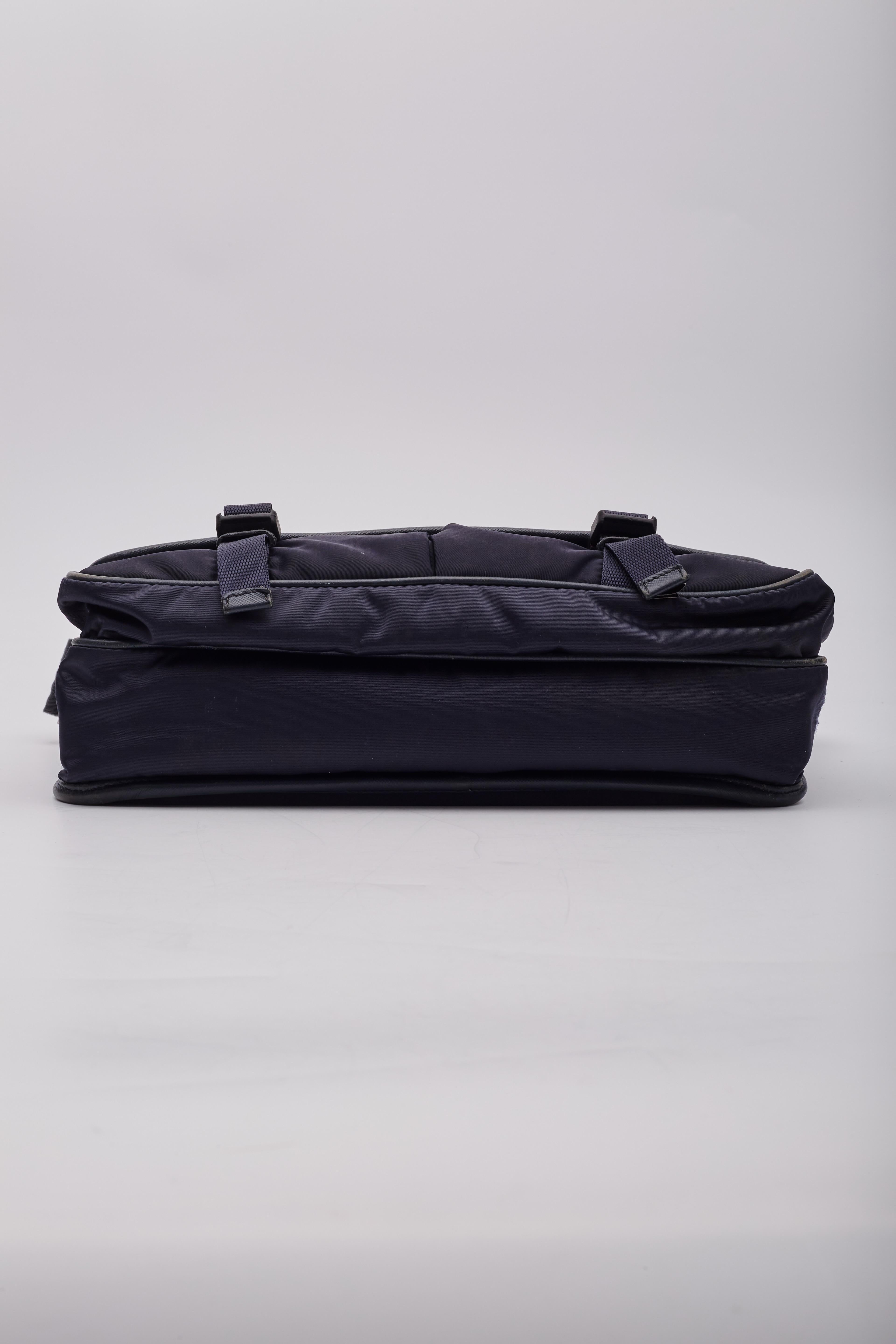 Prada Navy Tessuto Nylon Logo Flap Messenger Bag Pour femmes en vente