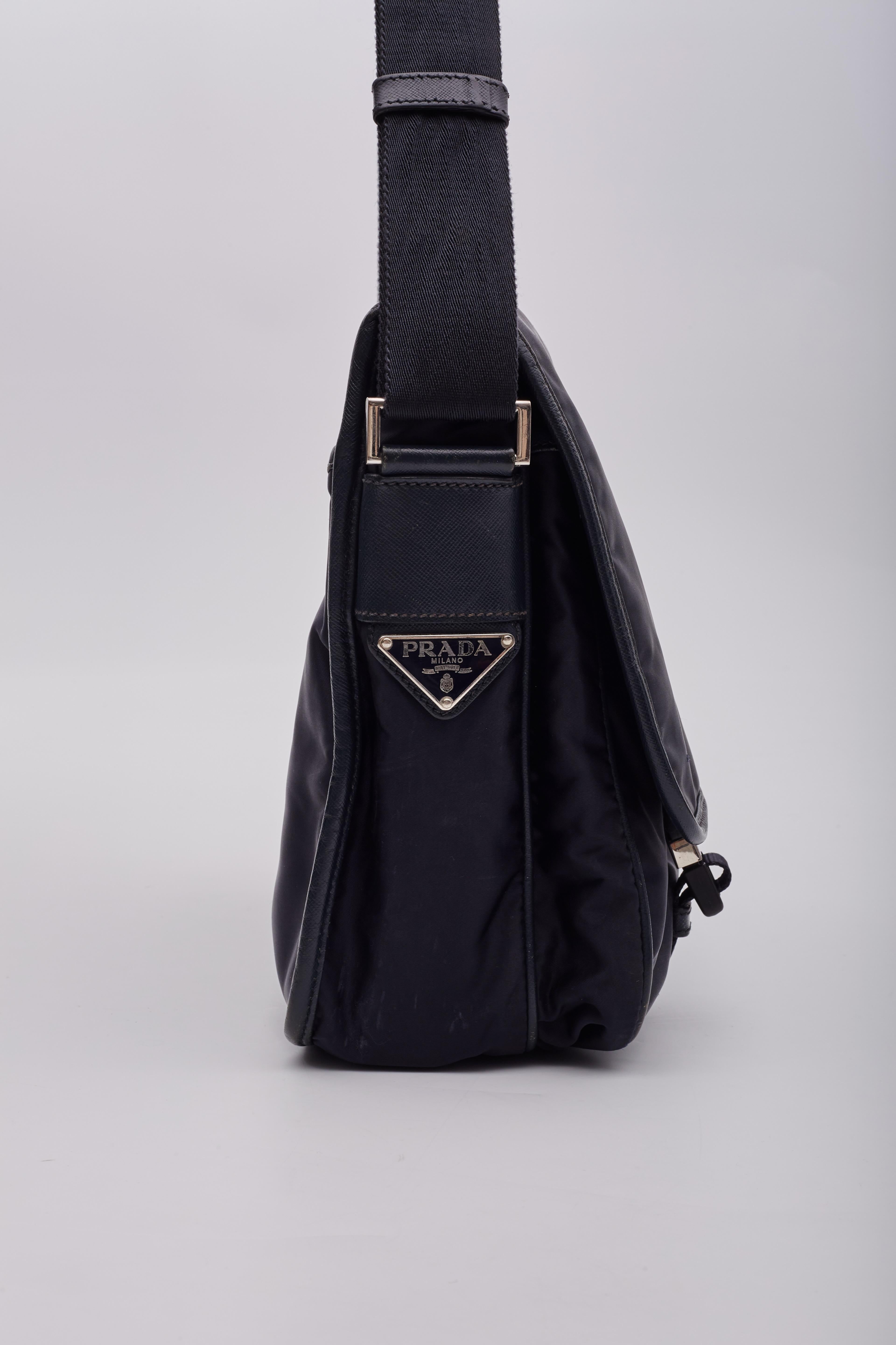 Prada Navy Tessuto Nylon Logo Flap Messenger Bag en vente 1