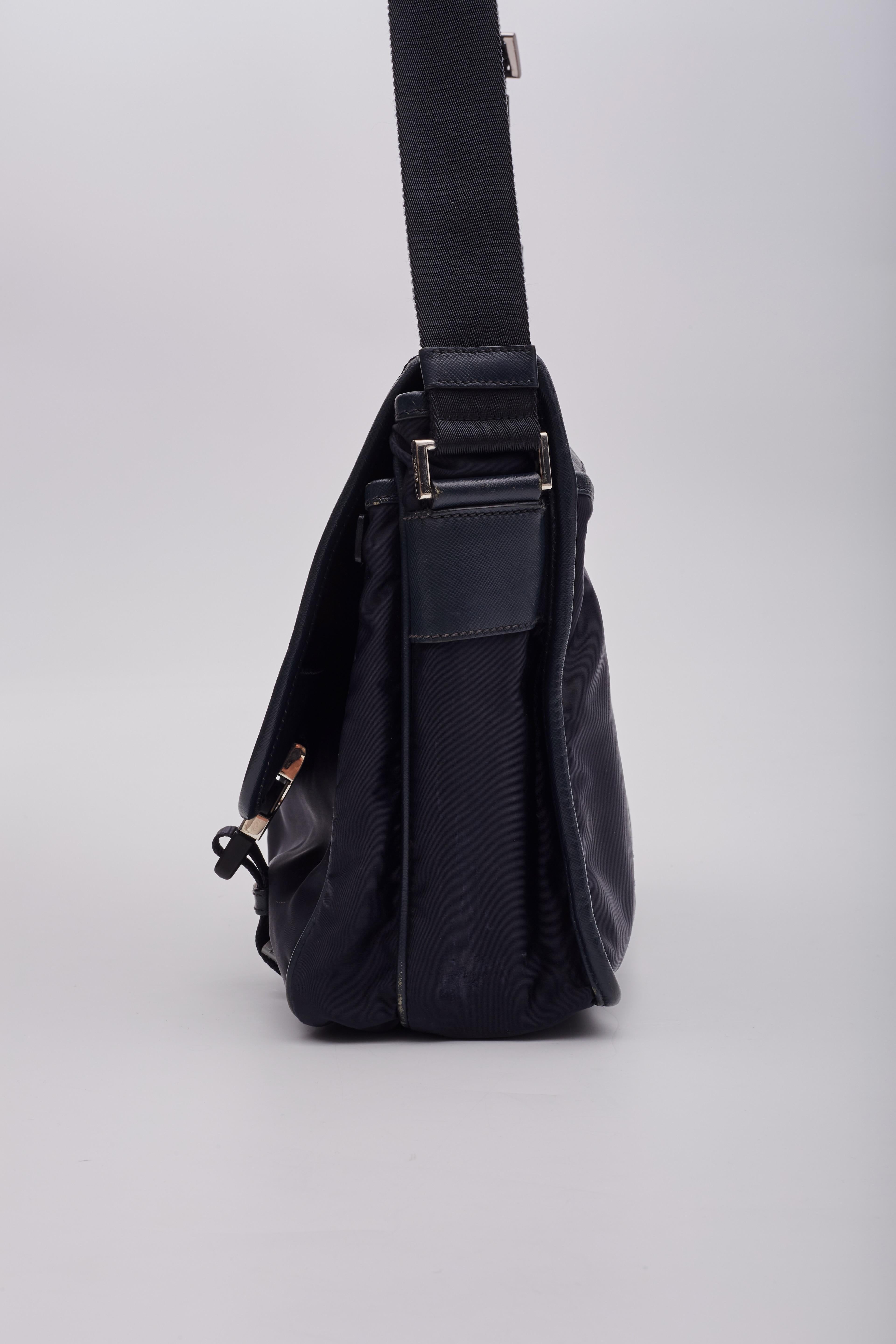 Prada Navy Tessuto Nylon Logo Flap Messenger Bag For Sale 2