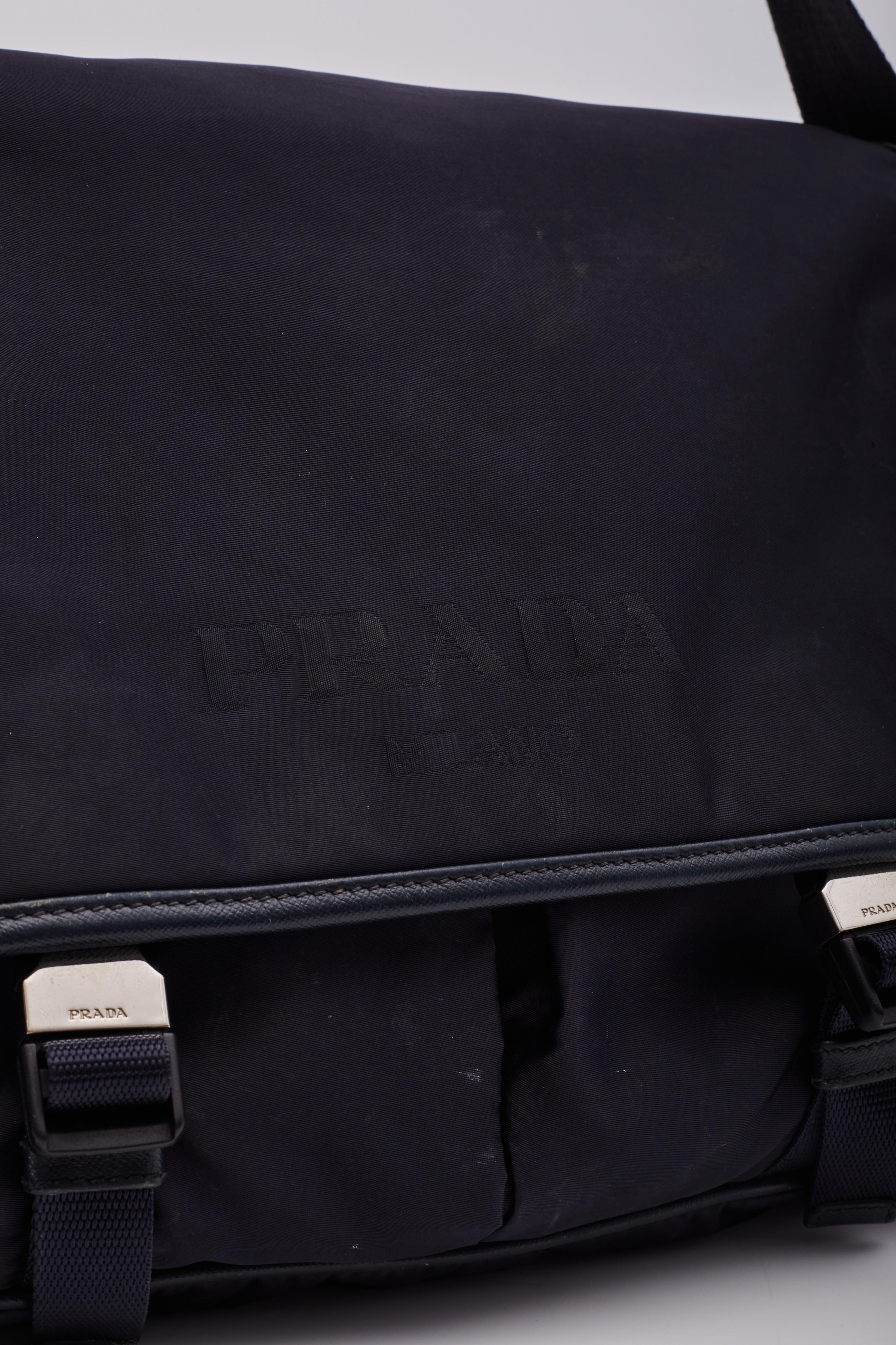 Prada Navy Tessuto Nylon Logo Flap Messenger Bag en vente 3