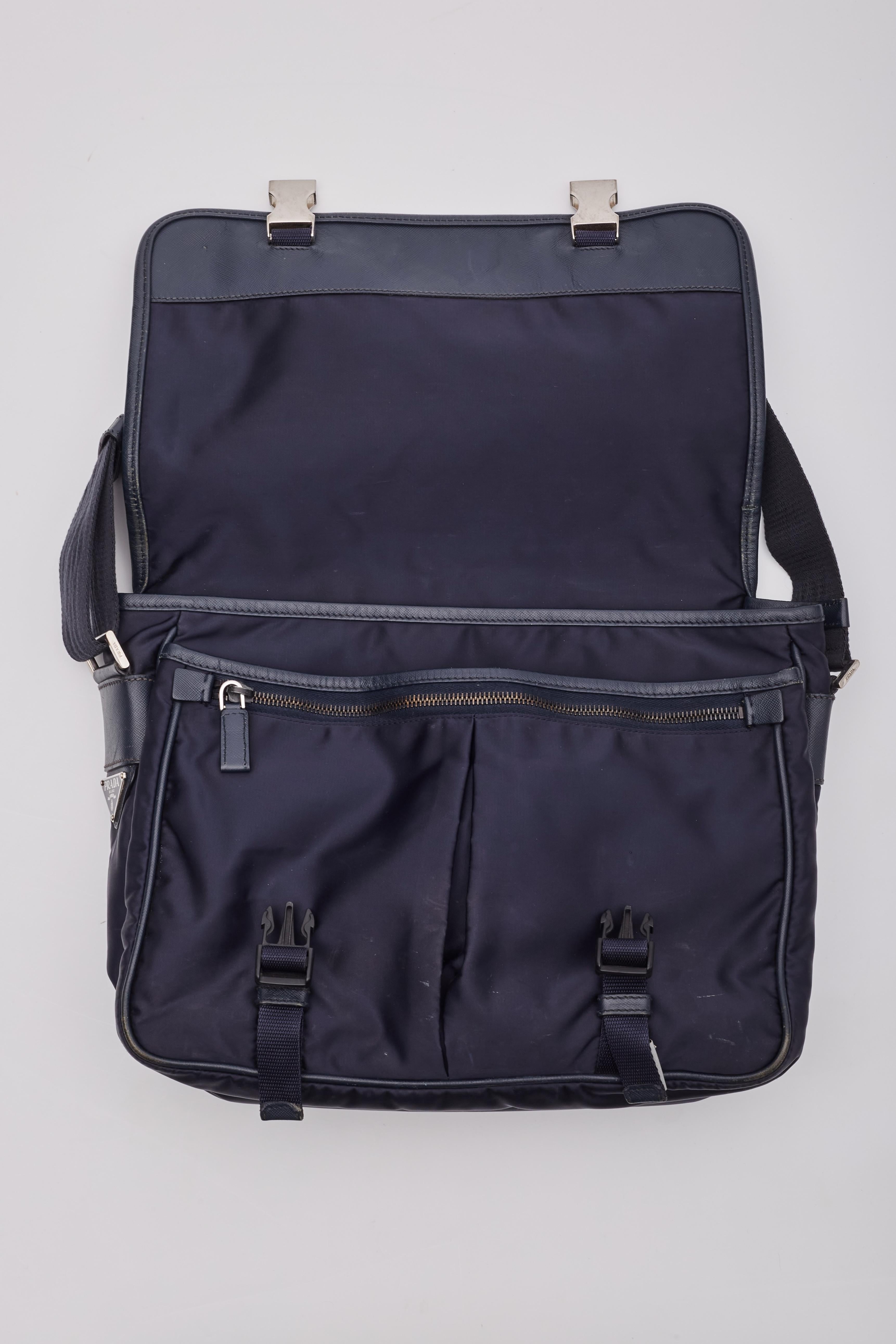 Prada Navy Tessuto Nylon Logo Flap Messenger Bag en vente 5