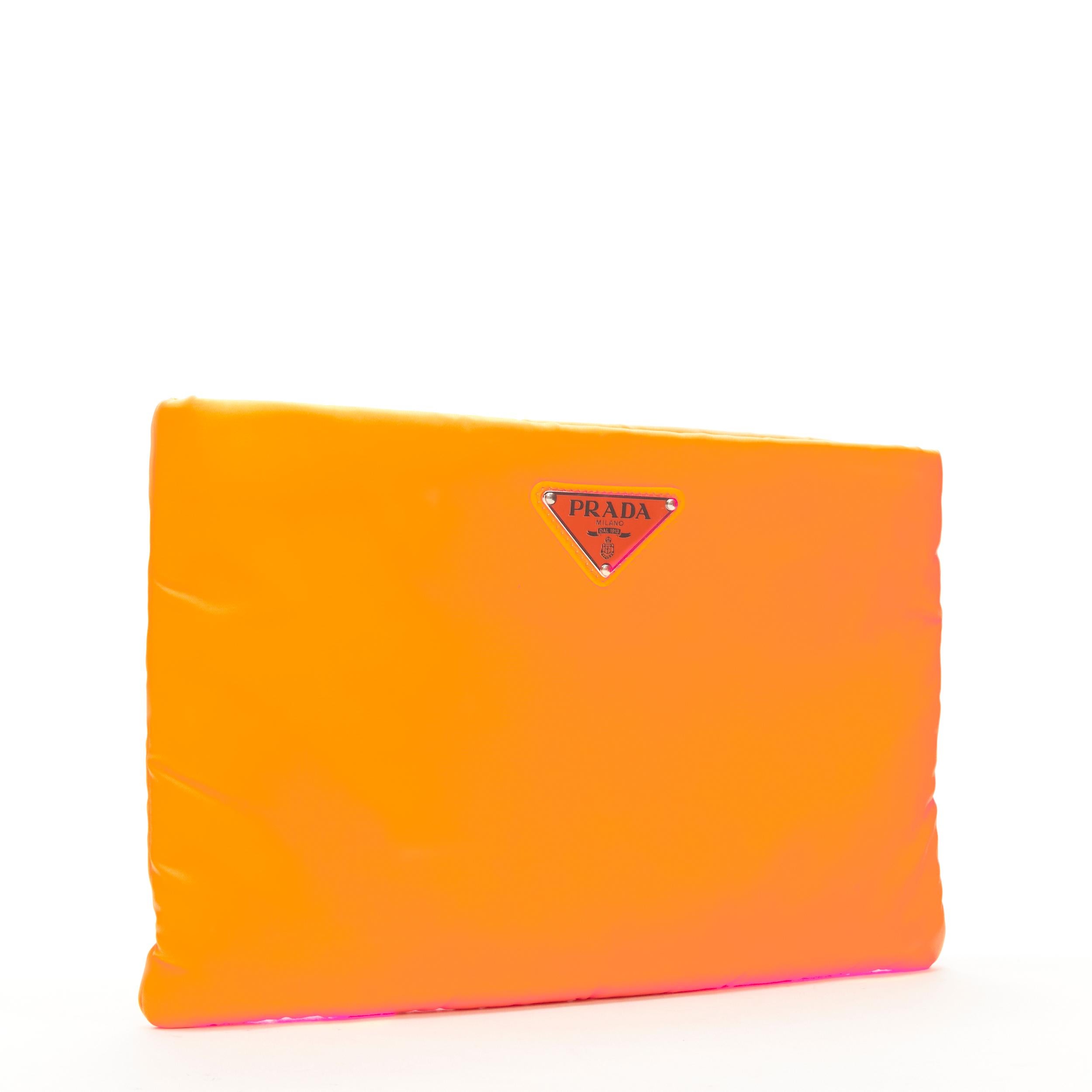 PRADA neon orange Vitello Nylon-Dreieck-Logo-Kette Crossbody-Clutch Tasche  im Angebot bei 1stDibs
