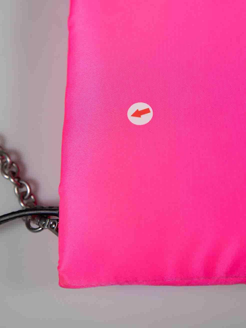 Prada Neonrosa gepolsterte Clutch mit Kette im Angebot 2