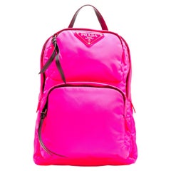 Petit sac à dos à bandoulière PRADA en nylon rose fluo Tessuto avec logo triangulaire