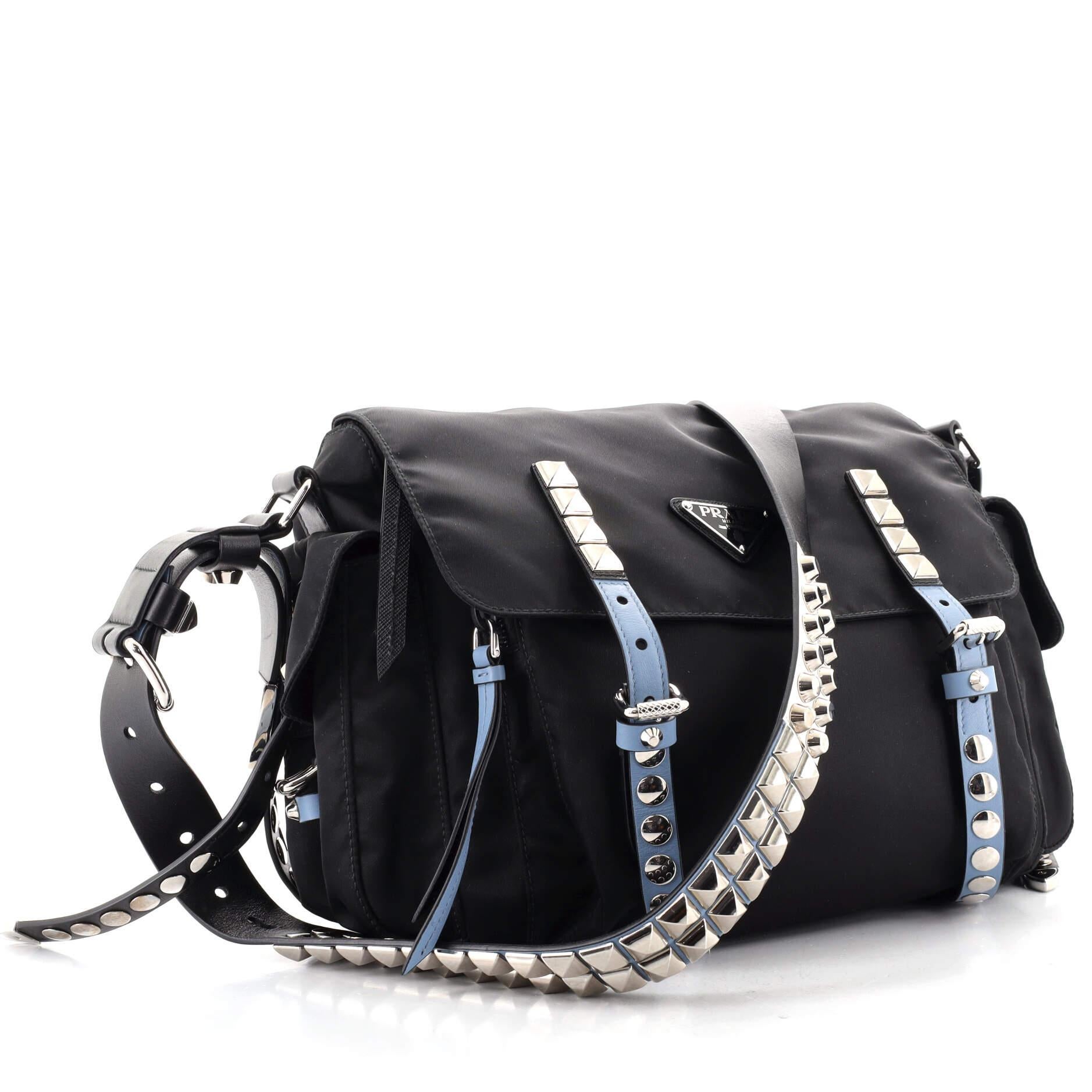 Prada New Vela Flap Messenger Bag Tessuto mit Nieten aus Leder Medium (Schwarz)
