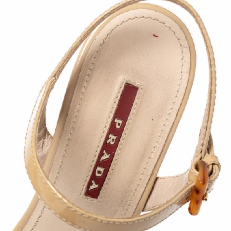 Prada Nude Beige Lackleder Criss Cross Keilsandalen Größe 36 im Zustand „Relativ gut“ im Angebot in Dubai, Al Qouz 2