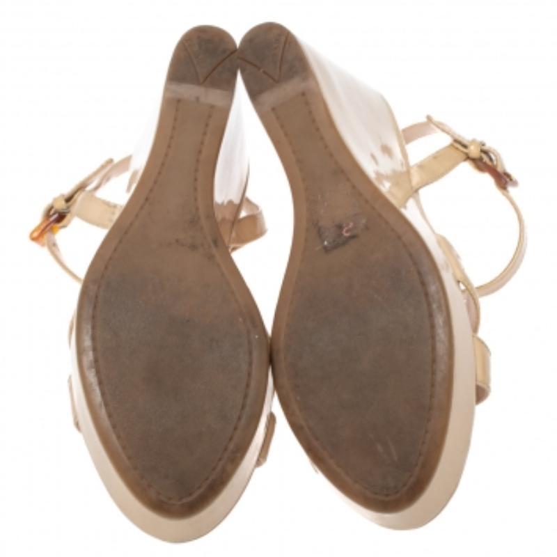 Prada Nude Beige Lackleder Criss Cross Keilsandalen Größe 36 im Angebot 1
