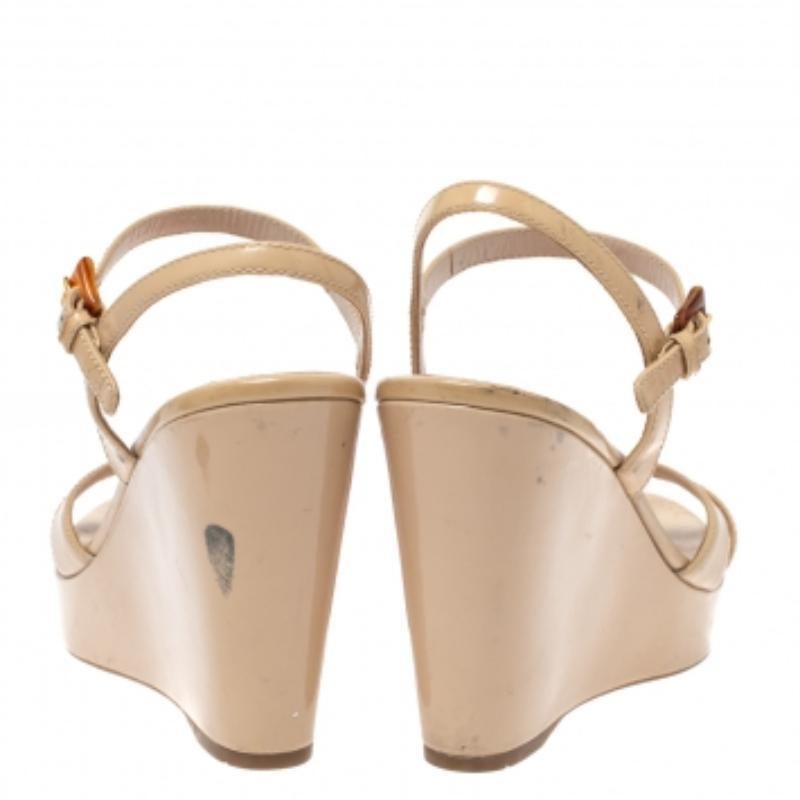 Prada Nude Beige Lackleder Criss Cross Keilsandalen Größe 36 im Angebot 3