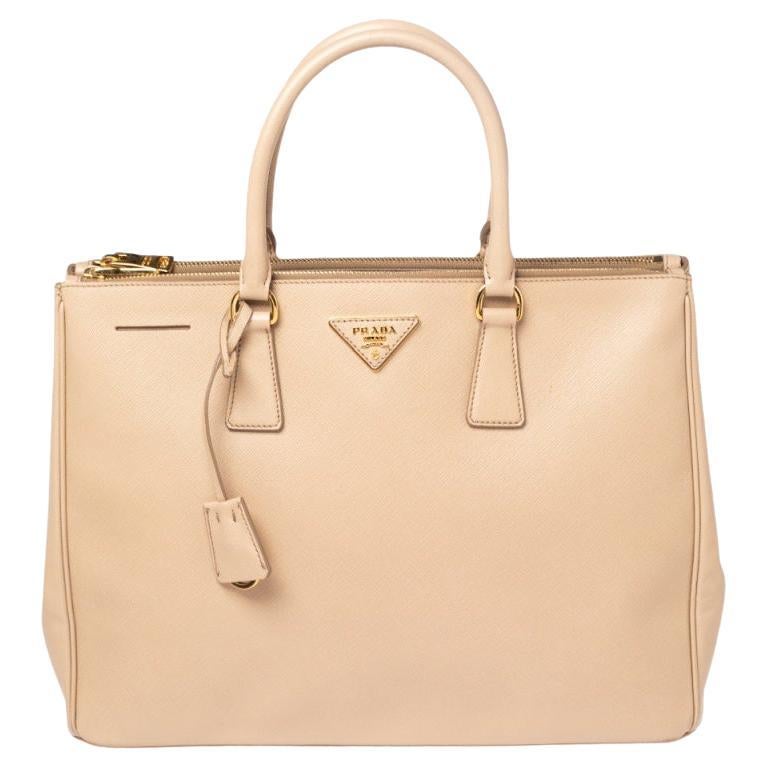 Prada Nudefarbene Saffiano Lux Leder-Tasche mit doppeltem Reißverschluss