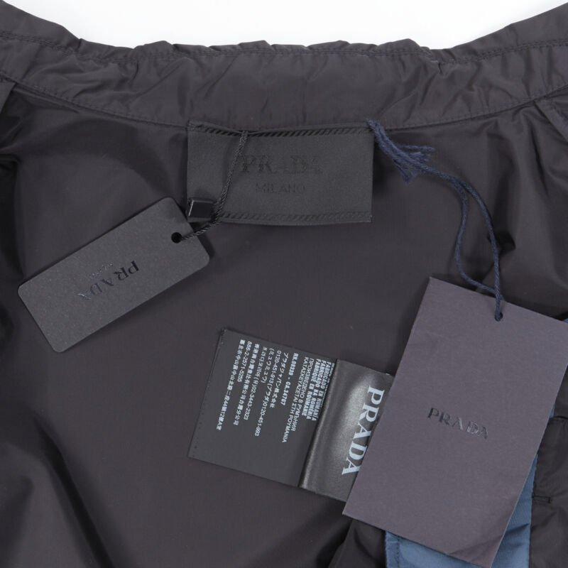 PRADA, chemise boxy à manches courtes à rayures noires et bleues, 2018 en vente 5