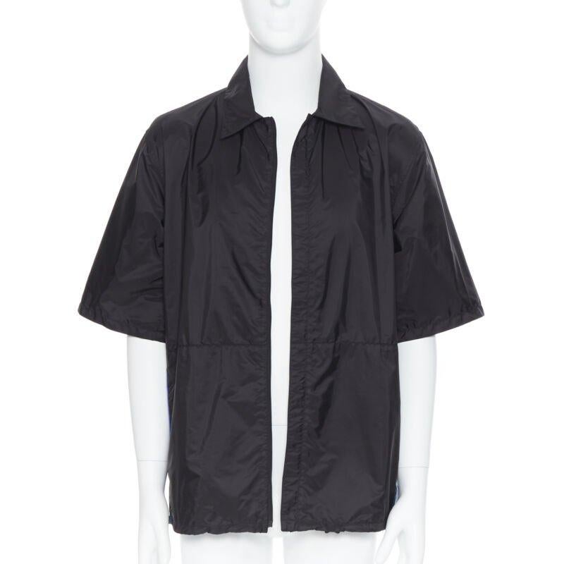 Noir PRADA, chemise boxy à manches courtes à rayures noires et bleues, 2018 en vente