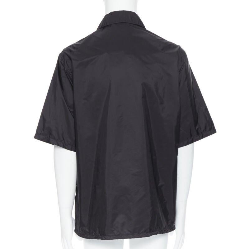 PRADA, chemise boxy à manches courtes à rayures noires et bleues, 2018 en vente 1