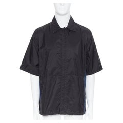 PRADA, chemise boxy à manches courtes à rayures noires et bleues, 2018