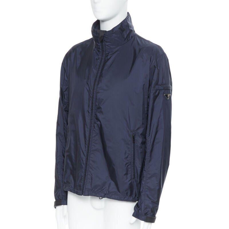 PRADA Nylon 2018 grigio smalto triangolo gomma polsino zip shell giacca IT50 L
Riferimento: TGAS/A05738
Marchio: Prada
Stilista: Miuccia Prada
Collezione: 2018
Materiale: Nylon
Colore: Grigio
Modello: Tinta unita
Chiusura: zip
Dettagli extra: Logo a