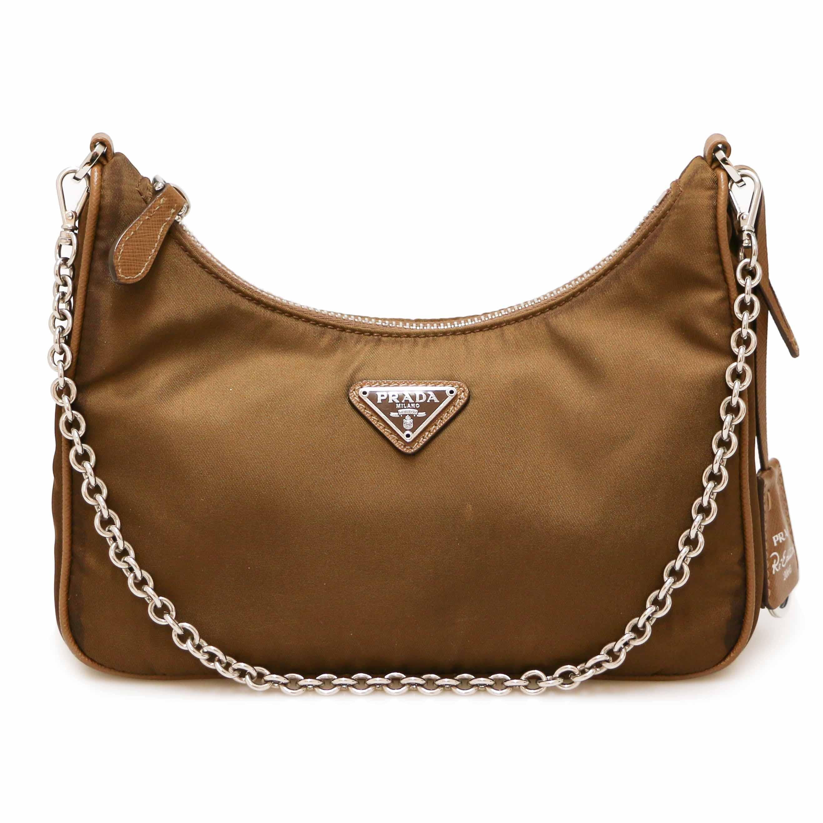 The essential Prada bag in brown nylon with its strap in its 2005 re-edition.

Condition: very good
Made in italy
Collection: Prada 2005 re-edition
Materials: nylon
Interior: brown fabric with logo
Color: brown
Dimensions: 22 x 18 x 6 cm 
Strap