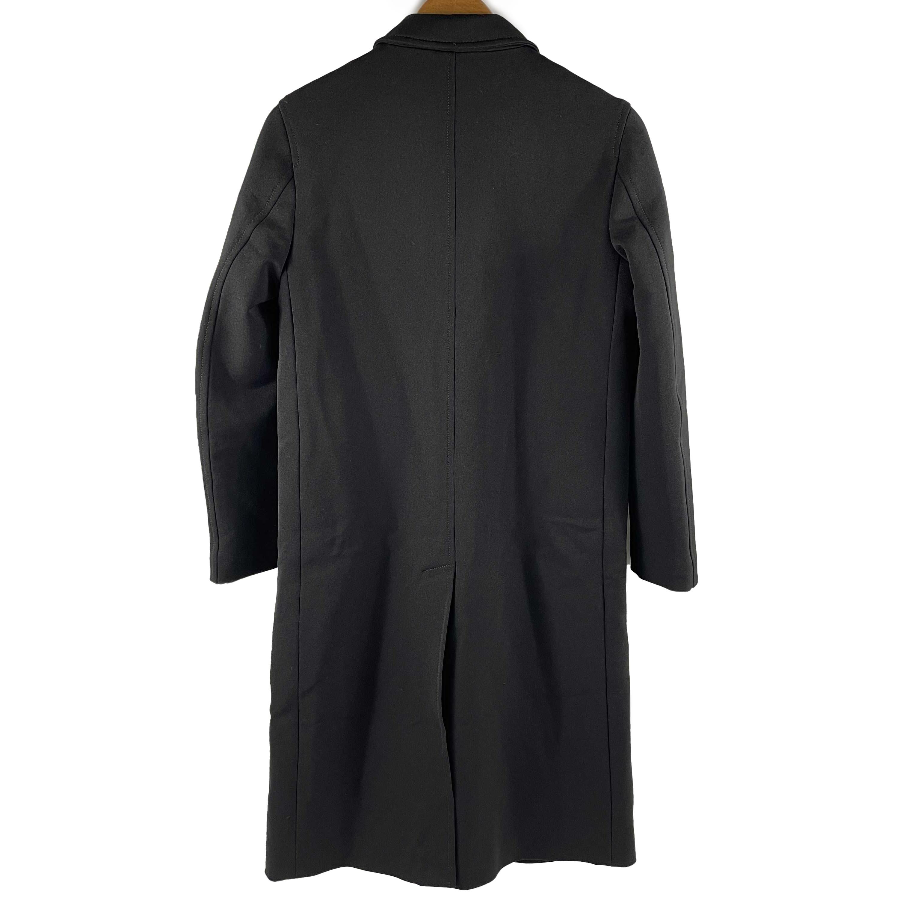 Prada - Excellent - Nylon Double Pocket Long Overcoat - Black - 38- US 2 - Jacket

Description

This Prada overcoat is crafted with a black nylon, polyester, and elastane blend and a black quilted stitched viscose interior lining.
The frontside