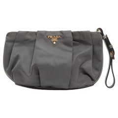 Prada Nylonbeutel in Grau