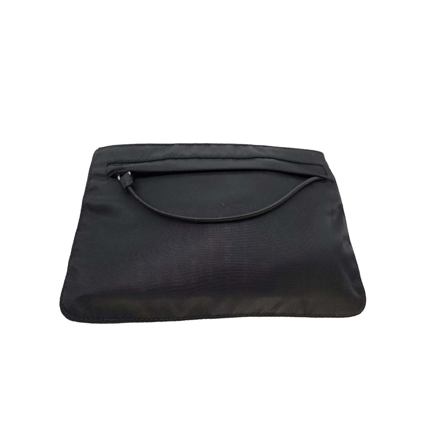 Diese schwarze Tessuto Nylontasche ist sehr vielseitig, sie kann als niedliche kleine Clutch oder Kosmetiktasche verwendet werden, oder einfach durch das Öffnen der zusätzlichen Tasche auf der Rückseite, kann sie sogar als Armband verwendet werden.