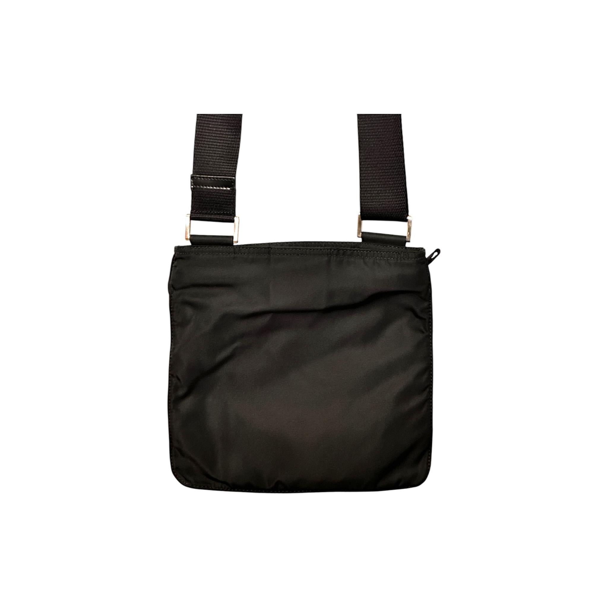 Prada Nylon Vela Tracolla Messenger Bag Black B7372 Excellent état - En vente à Scottsdale, AZ