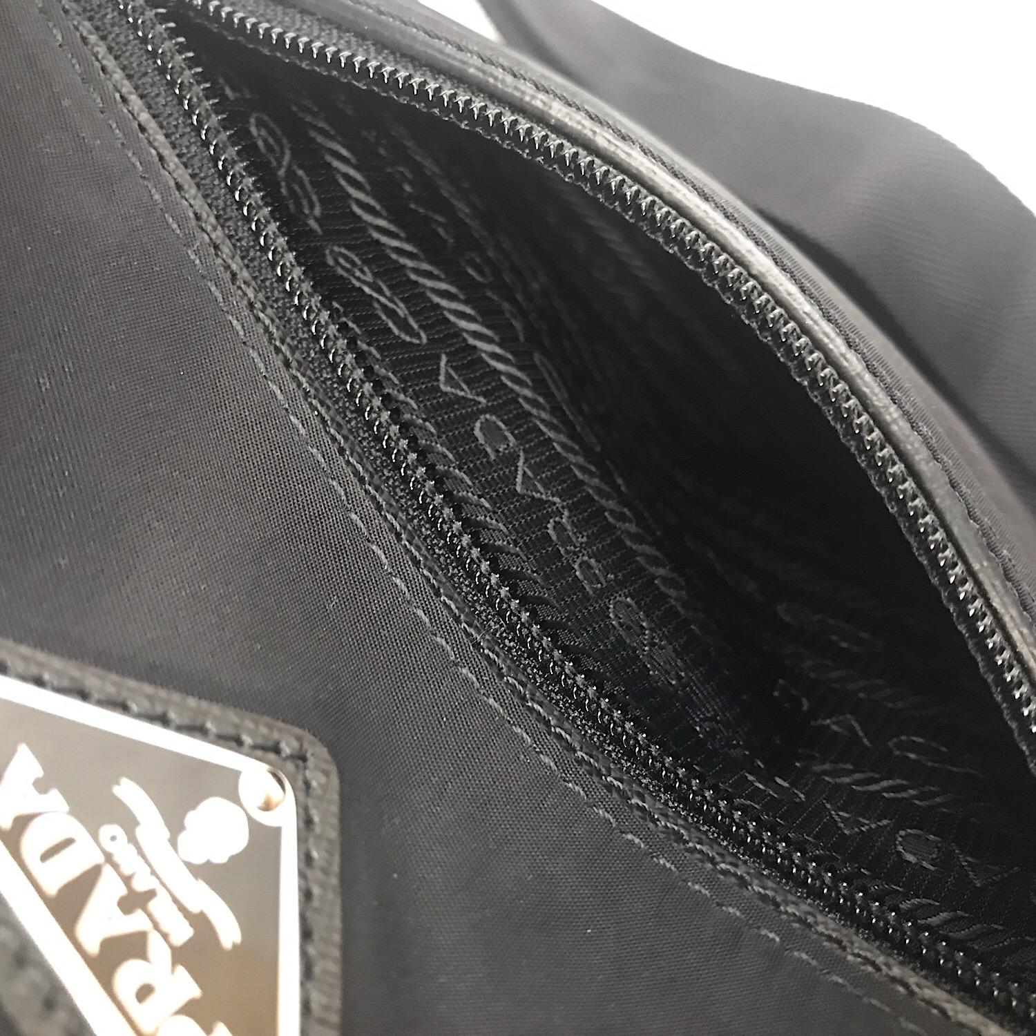 Prada Nylon Vela Tracolla Messenger Bag Black B7372 en vente 2