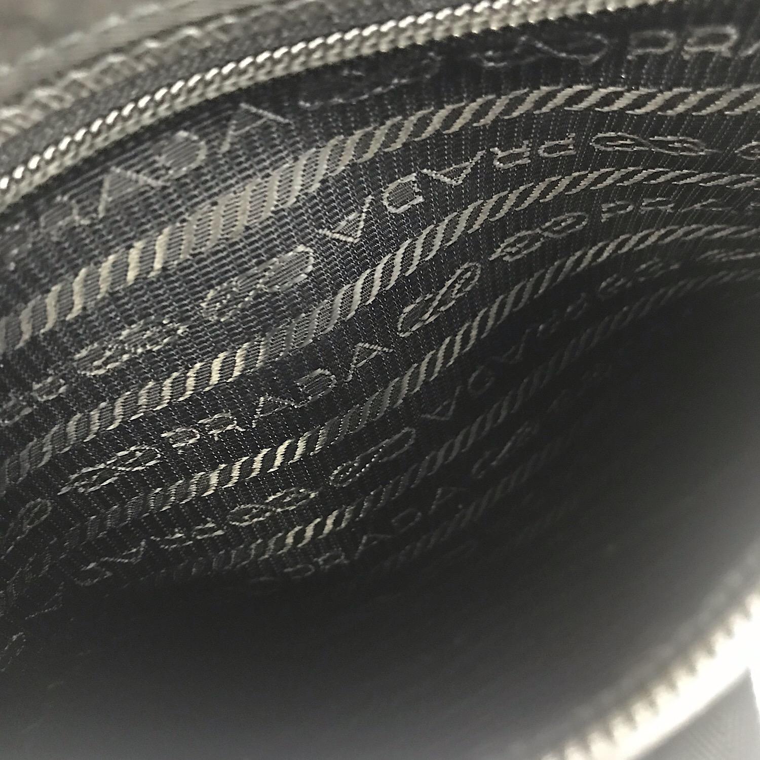 Prada Nylon Vela Tracolla Messenger Bag Black B7372 en vente 3