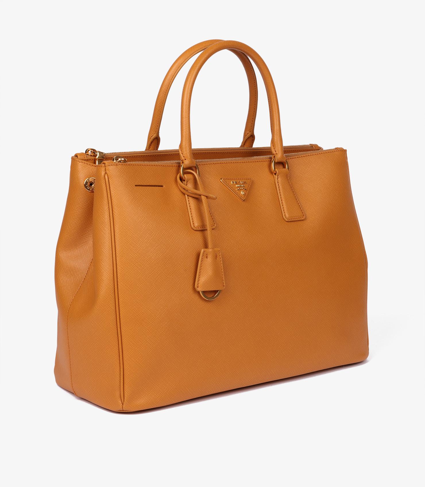 Bolso grande Prada Ocra Saffiano Lux Piel Galleria

Detalles del producto
Xupes Ref: CB1276
Marca: Prada
Model No: Bolso grande Galleria
Tipo: Tote
Número de serie: 7
Edad: 2012
PVP: 3.700
Acompañado de: Bolsa Prada, tarjeta de autenticidad, folleto