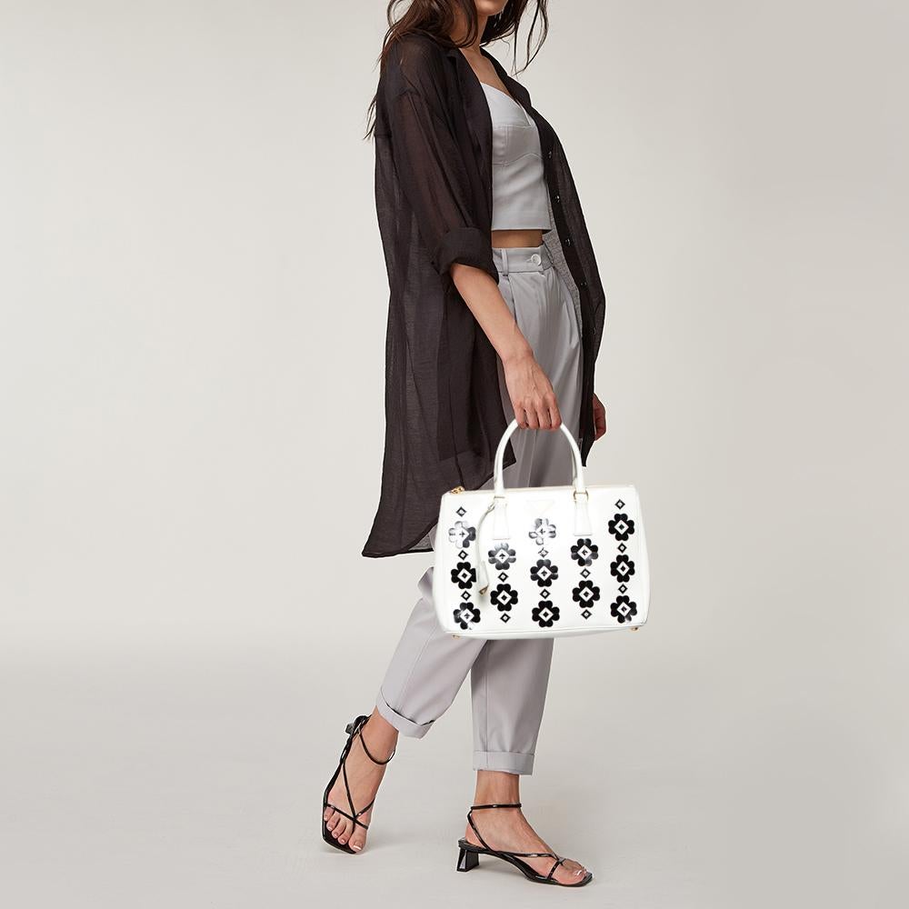 Prada Blanco roto Charol con apliques florales Bolso mediano con doble cremallera en Bueno Estado en Dubai, Al Qouz 2