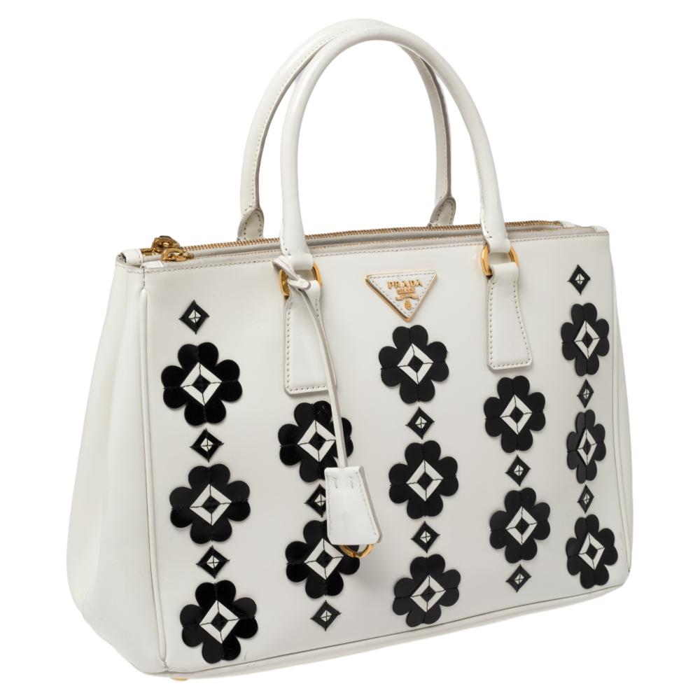 De las mujeres Prada Blanco roto Charol con apliques florales Bolso mediano con doble cremallera