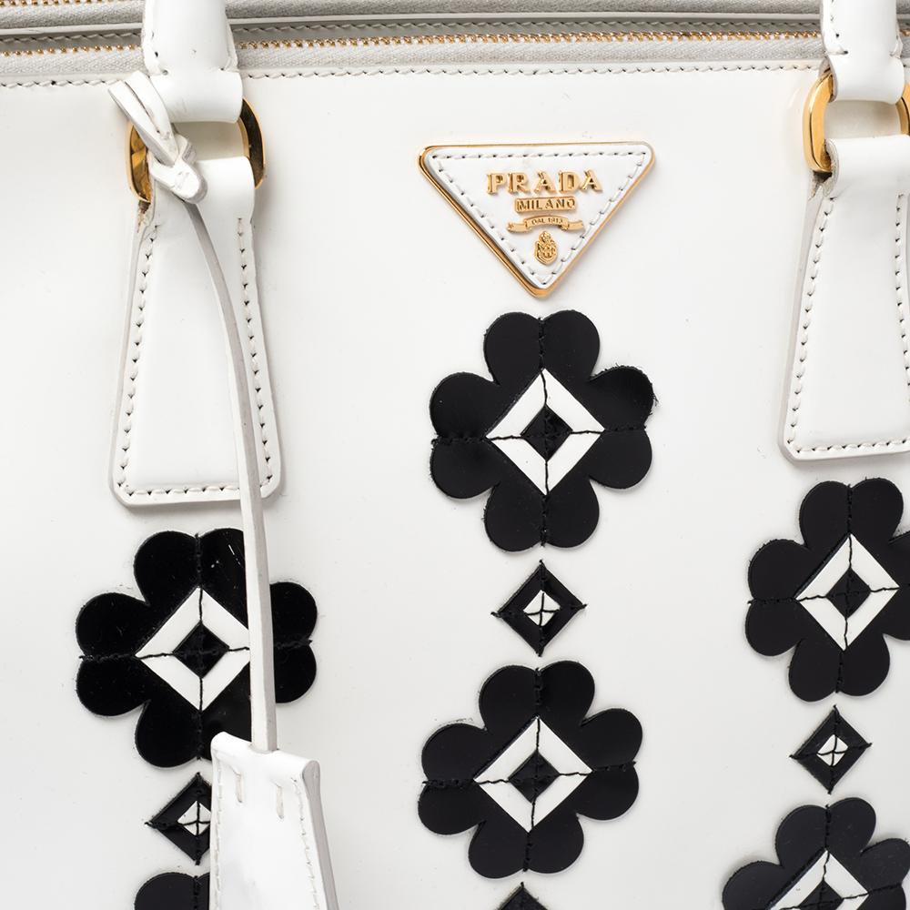 Prada Blanco roto Charol con apliques florales Bolso mediano con doble cremallera 2