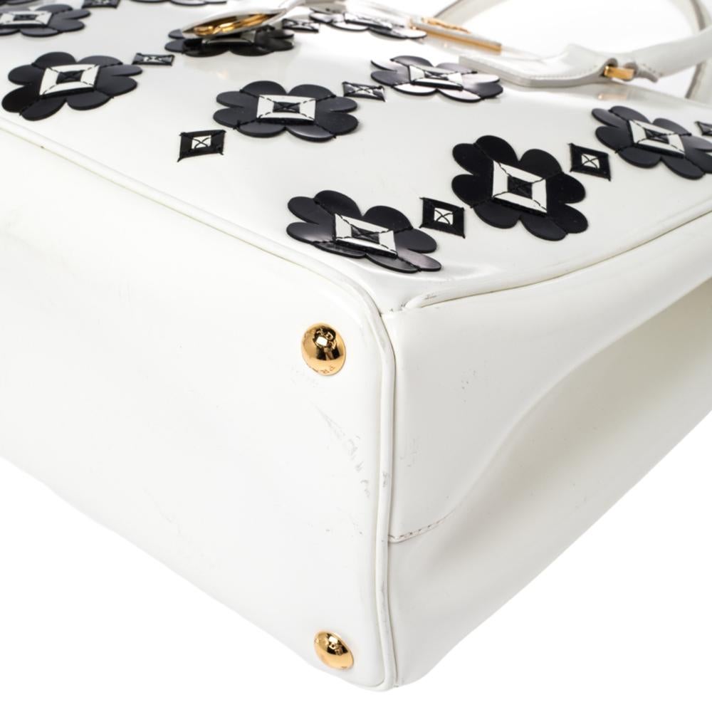 Prada Blanco roto Charol con apliques florales Bolso mediano con doble cremallera 5