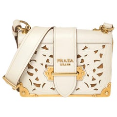 Prada Off White Laser Cut Leder Cahier Flap Umhängetasche