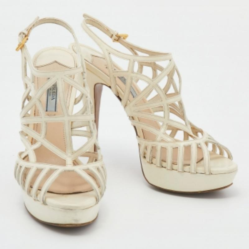 Prada Plateausandalen aus cremefarbenem Lackleder mit Käfig Größe 38 im Zustand „Relativ gut“ im Angebot in Dubai, Al Qouz 2
