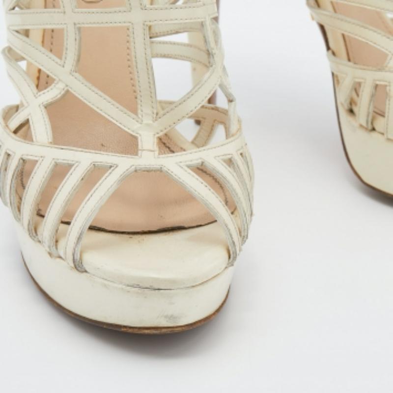 Prada Plateausandalen aus cremefarbenem Lackleder mit Käfig Größe 38 Damen im Angebot